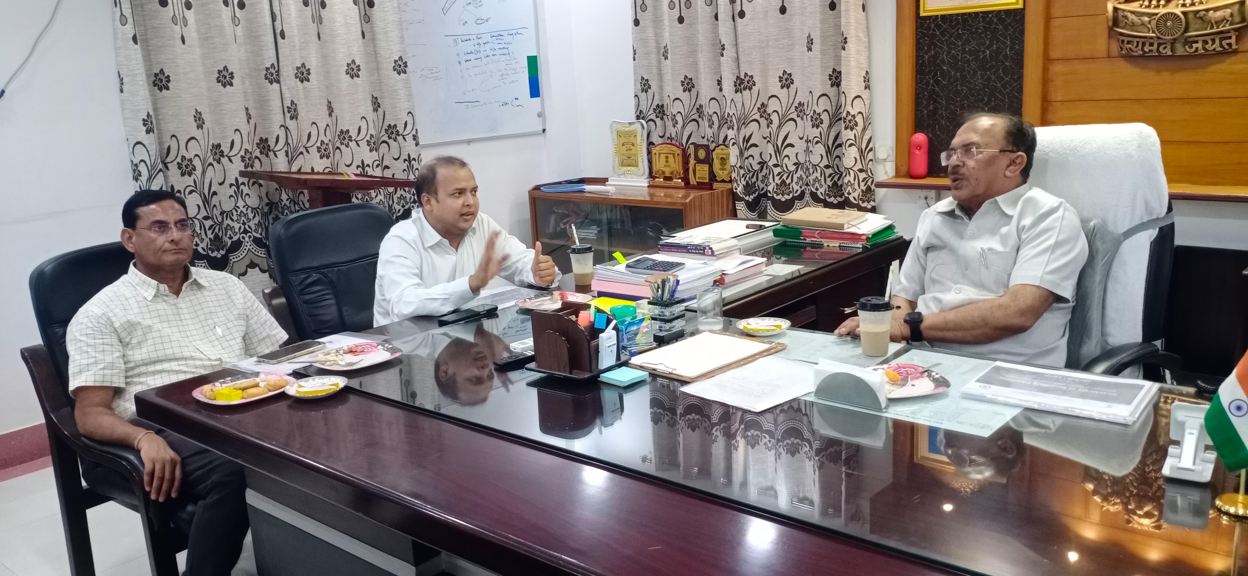 शिक्षा निदेशालय बीकानेर का किया अवलोकन, शैक्षणिक गुणवत्ता बढ़ाने पर दिया