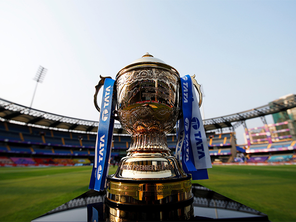 त्वरित टिप्पणी     आईपीएल (इंडियन प्रीमियर लीग) खेल मनोरंजन और व्यवसाय की त्रिवेणी