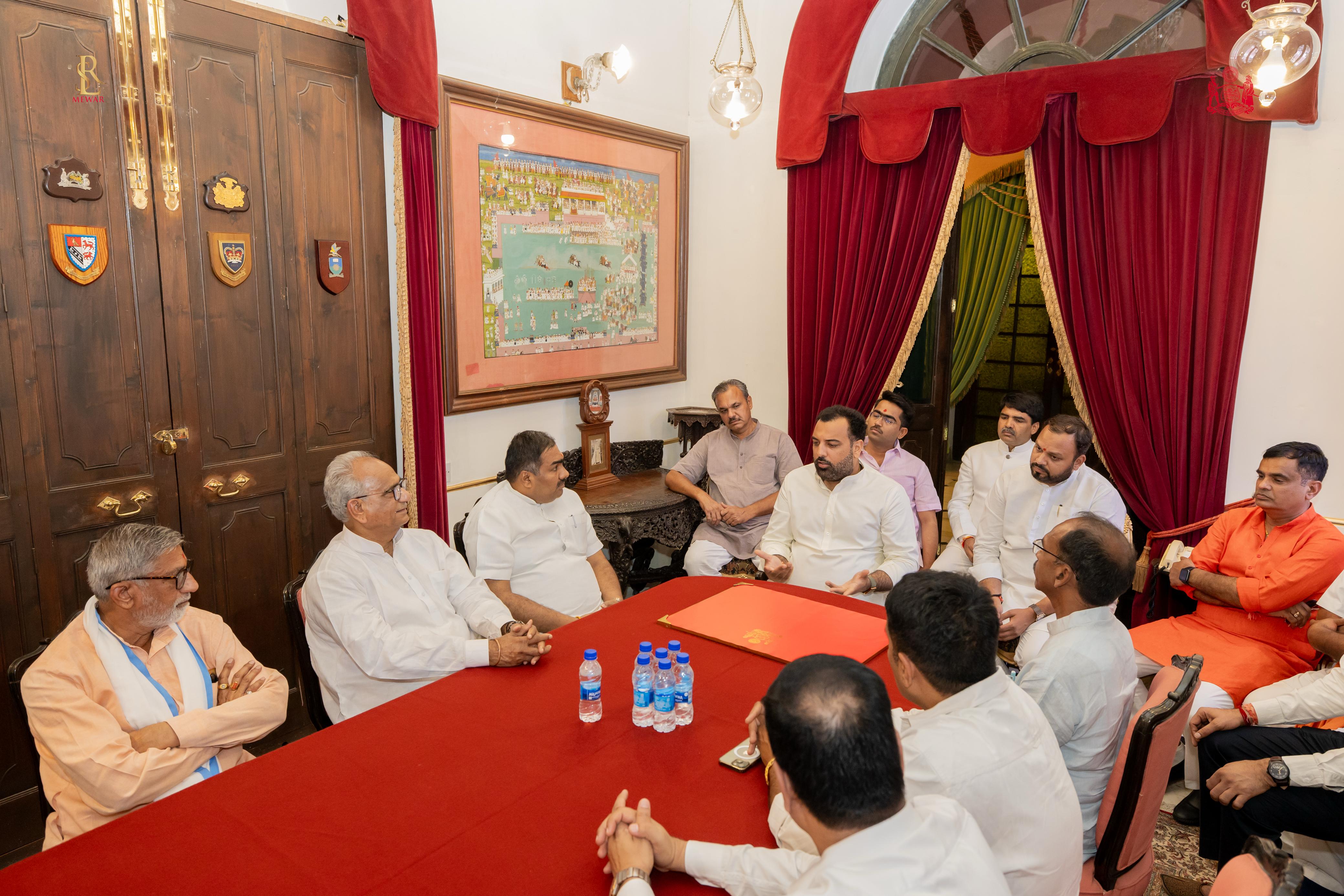 भाजपा संगठन मंत्री चंद्रशेखर ने डॉ. लक्ष्यराज सिंह मेवाड़ से सिटी पैलेस में शिष्टाचार भेंट की 