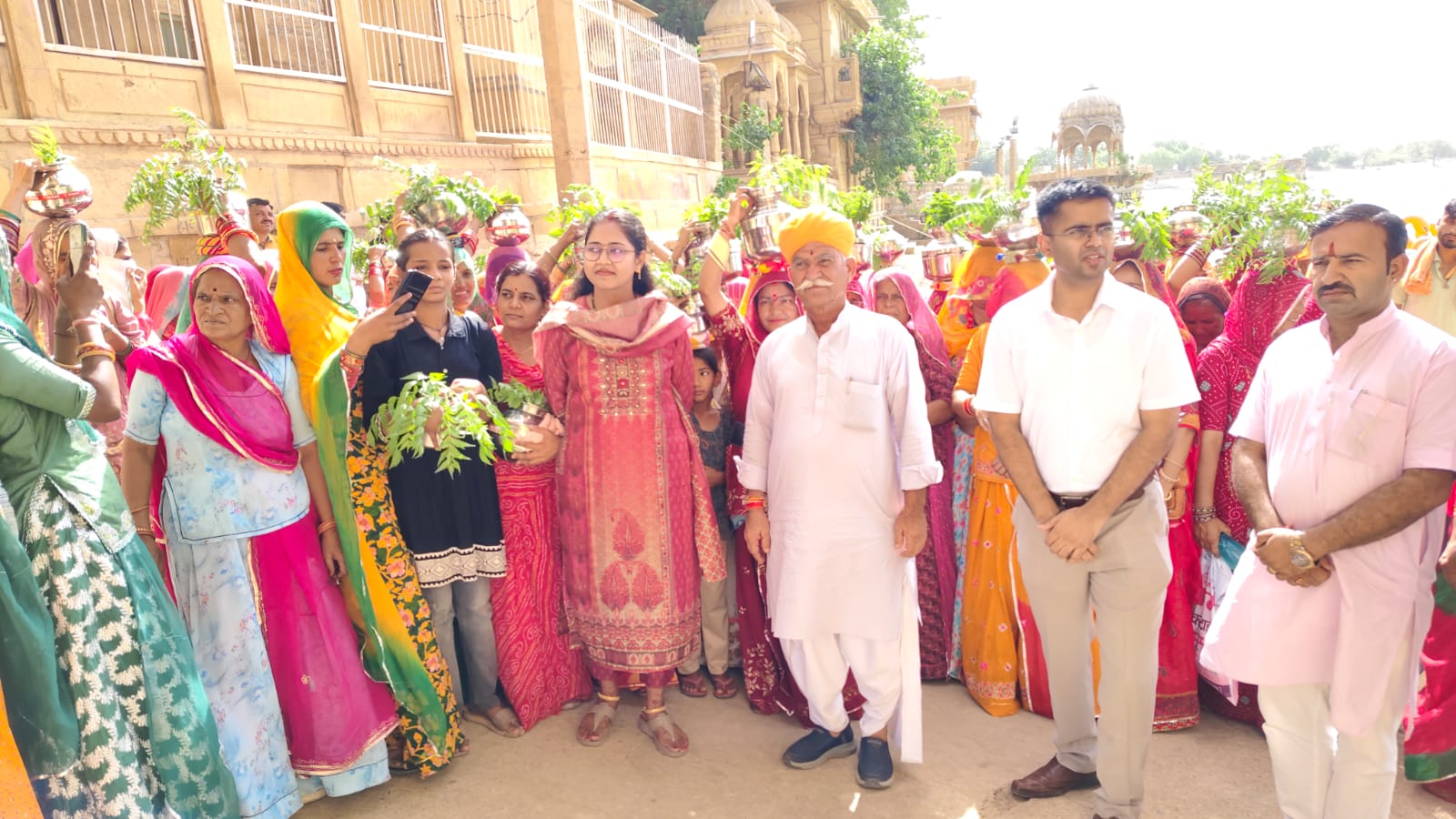 जैसलमेर में वंदे गंगा जल संरक्षण जन अभियान का हुआ आगाज  प्रभारी सचिव एवं जिला कलक्टर स्वयं ने श्रमदान कर,  स्वच्छता, जल एवं पर्यावरण संरक्षण जागरूकता का दिया संदेश