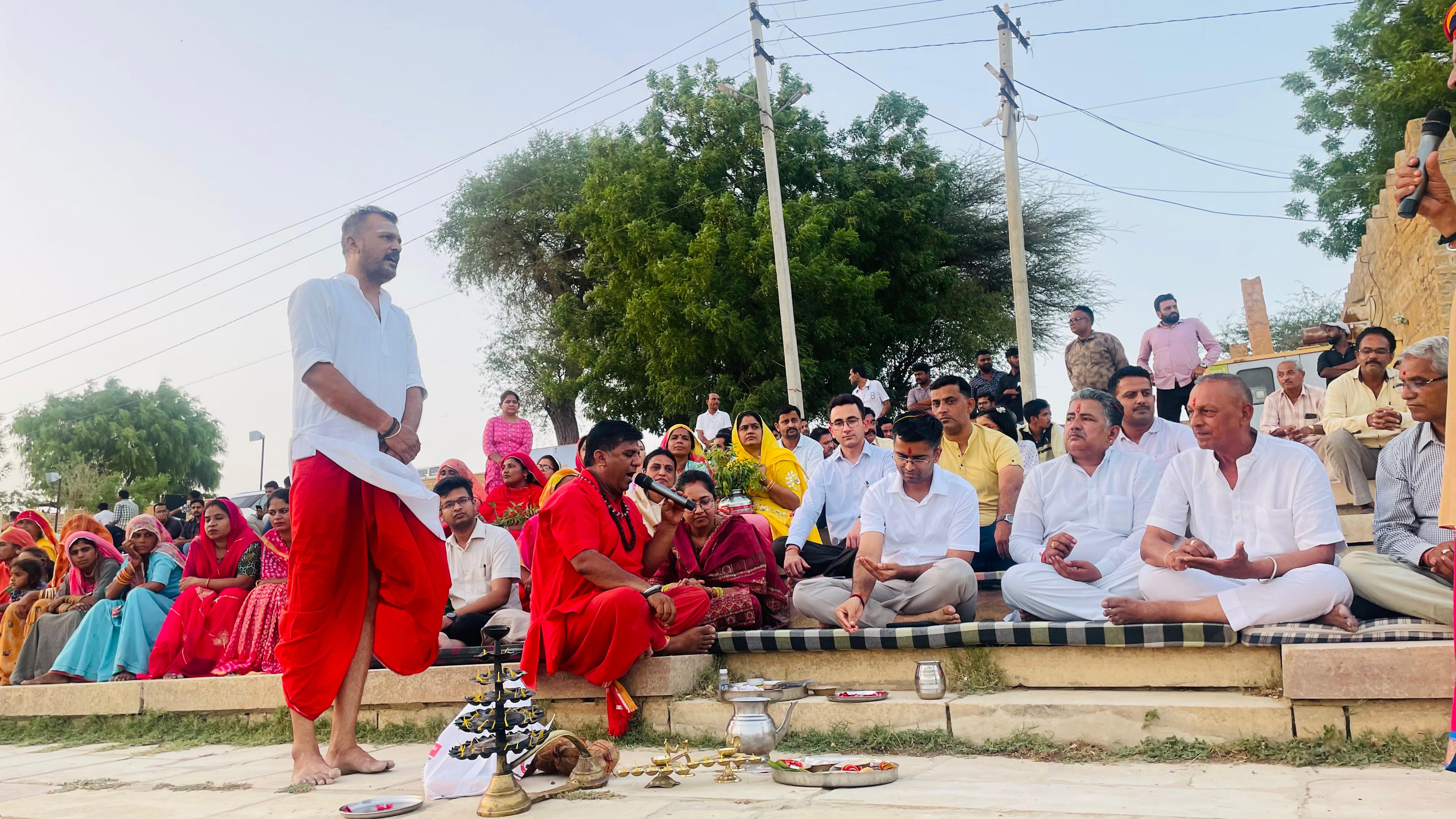 जिला कलक्टर ने प्राचीन गड़सीसर सरोवर की विधिवत पूजा अर्चना एवं मंगल गंगा आरती की