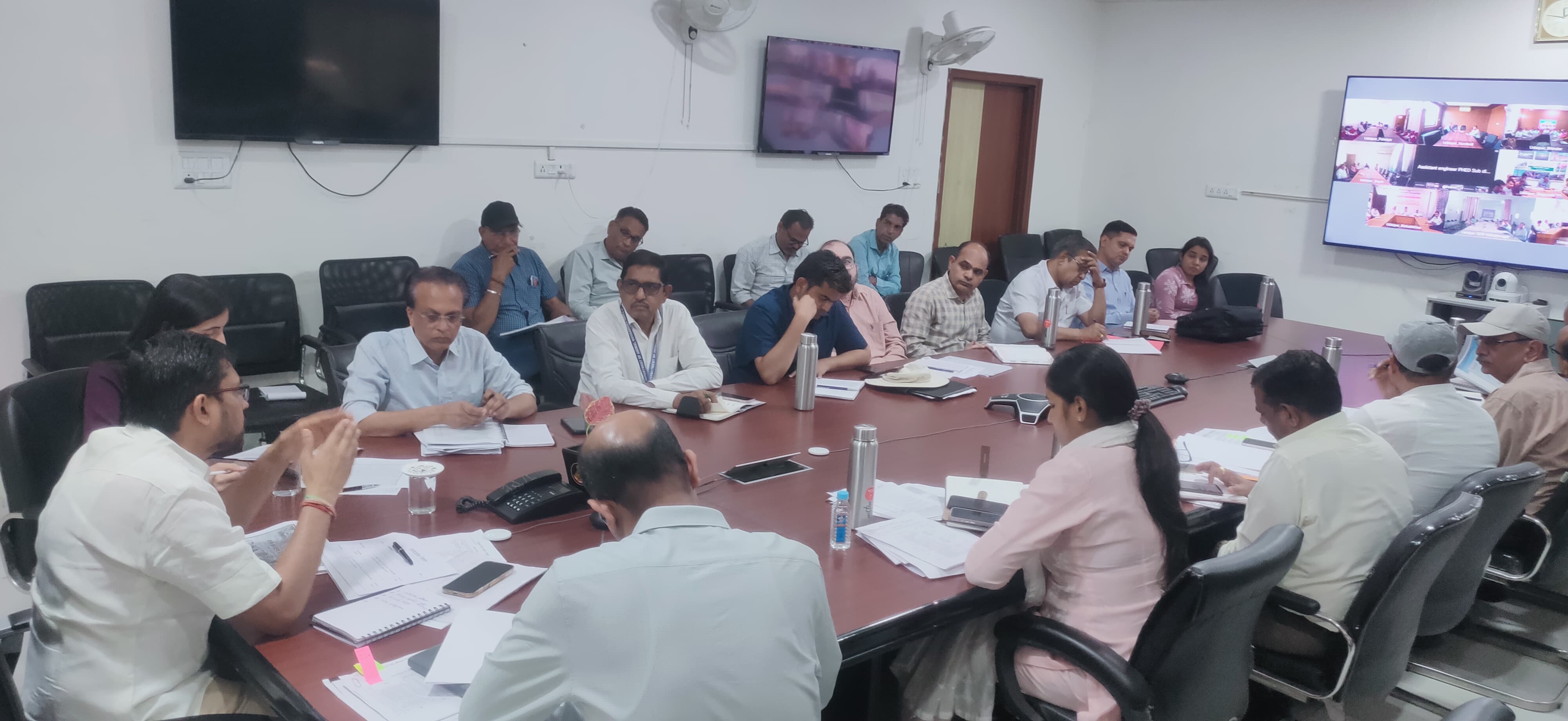 जिला कलक्टर ने वीसी के माध्यम से ली समीक्षा बैठक