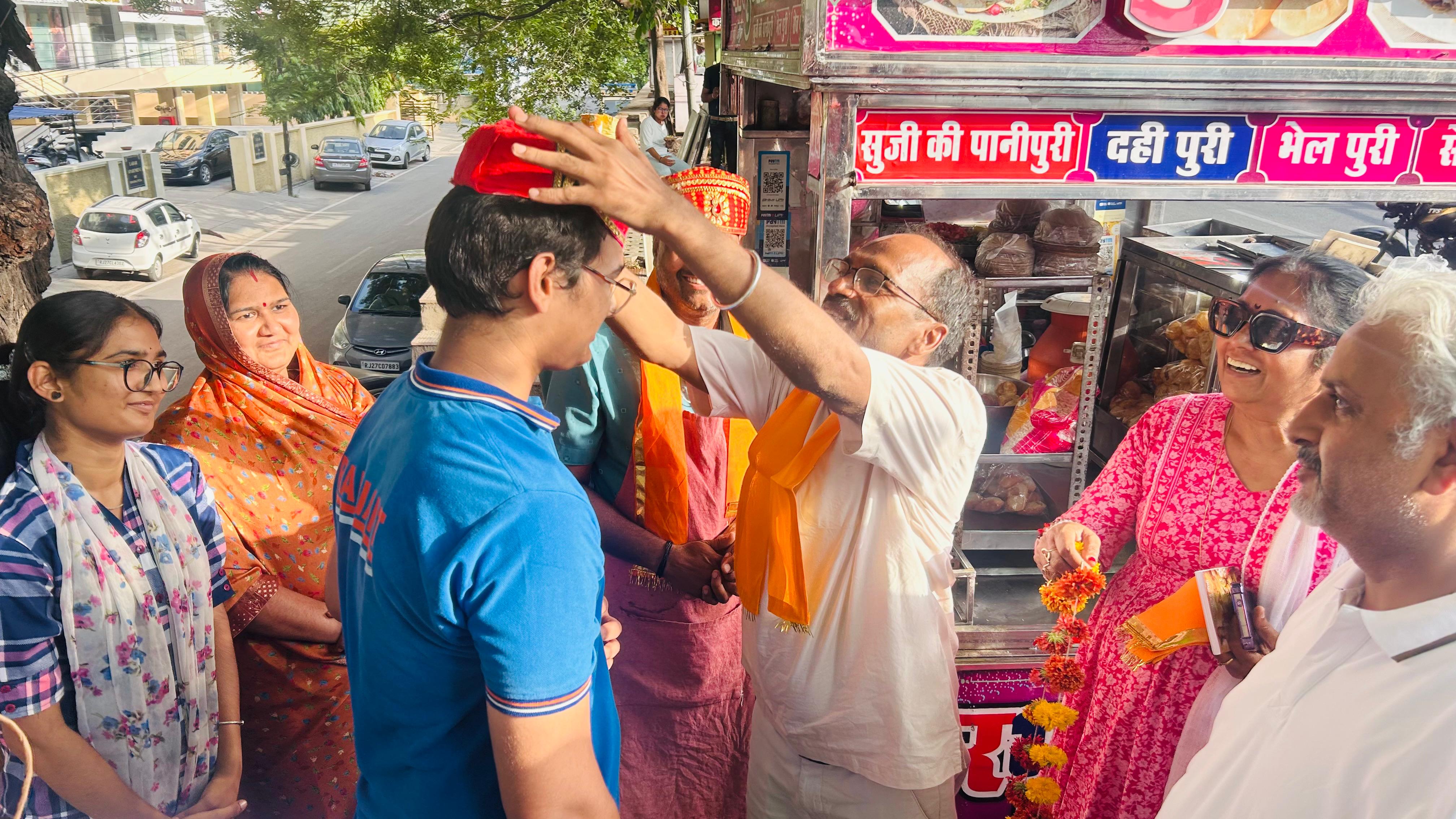 पानी पुरी विक्रेता के बेटे मनन ने जेईई क्रैक कर रचा इतिहास, सांसद डॉ. रावत ने ठेले पर जाकर किया सम्मान