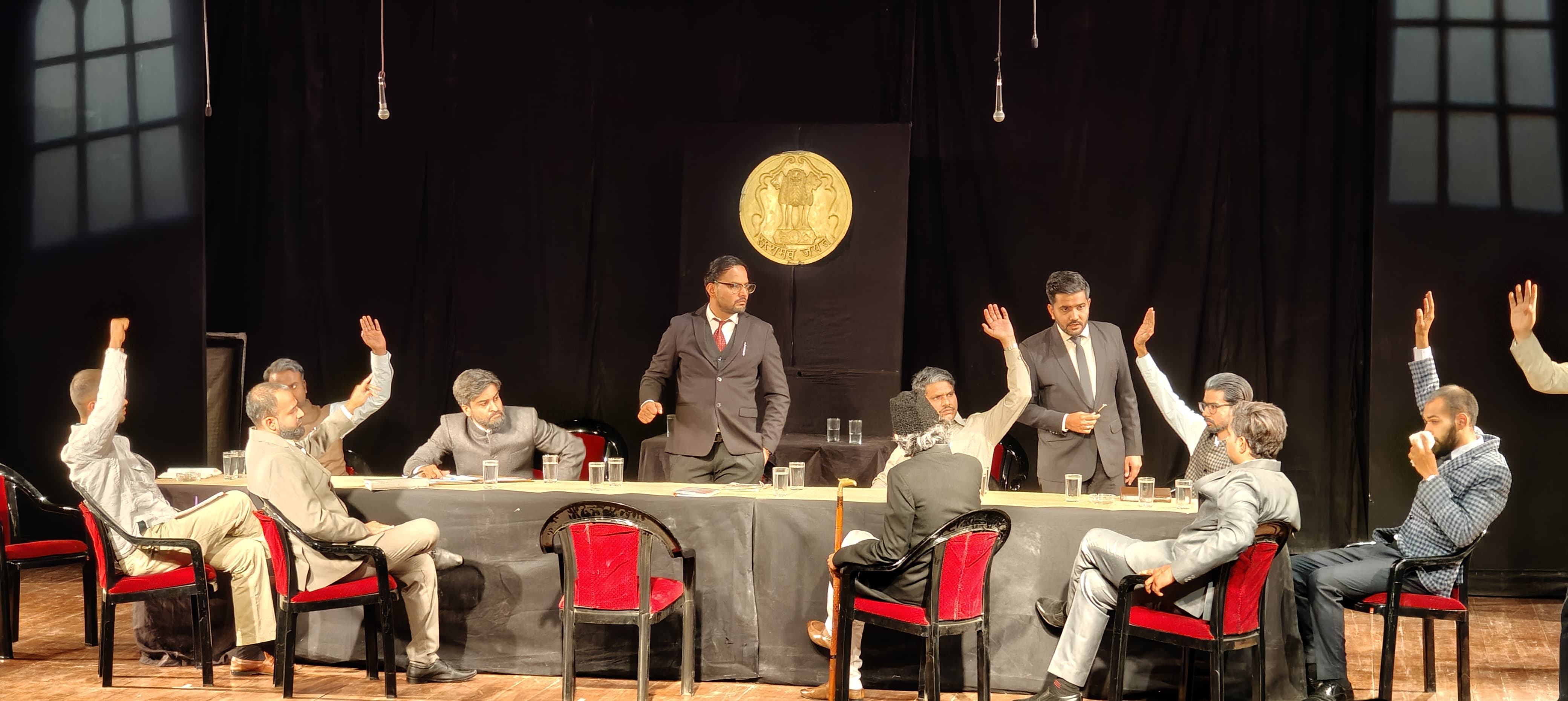 शिल्पग्राम में मंचित हुआ चर्चित नाटक ‘12 एंग्री मैन’, दर्शकों ने सराहा जीवंत अभिनय