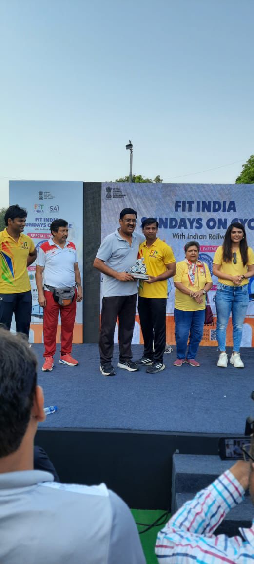 रेलवे खिलाड़ी दिल्ली की सड़कों पर निकले साइकिल पर