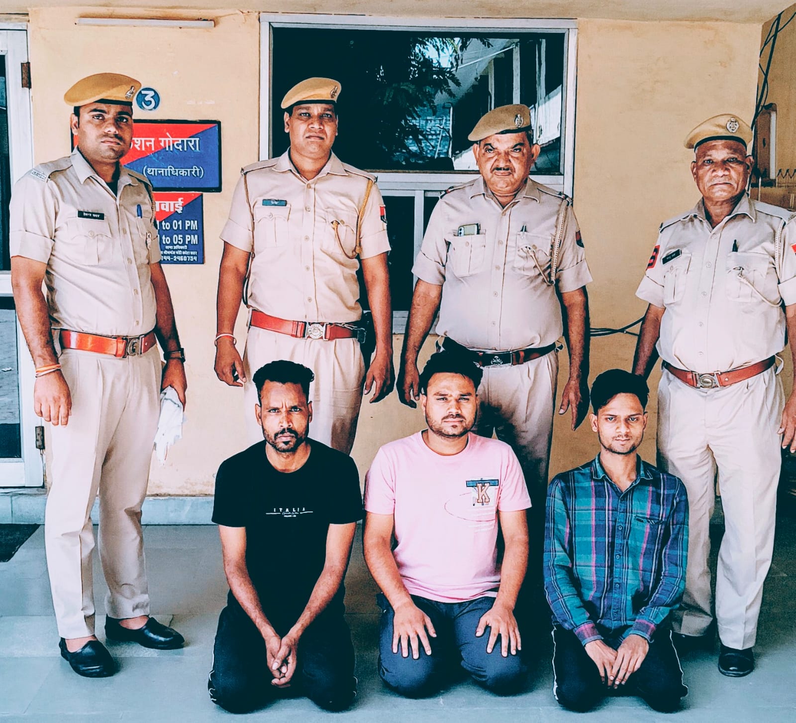 डिप्टी पुलिस सुपरिटेंडेंट गंगासहाय शर्मा की  टीम ने   रेल्वे पुलिया के ऊपर फायरिंग करने  वाले  गुड्डू उर्फ फ्रैक्चर,  फेज बैग उर्फ रेसु और मनोज शर्मा उर्फ मन्नू  को गिरफ्तार किया है।