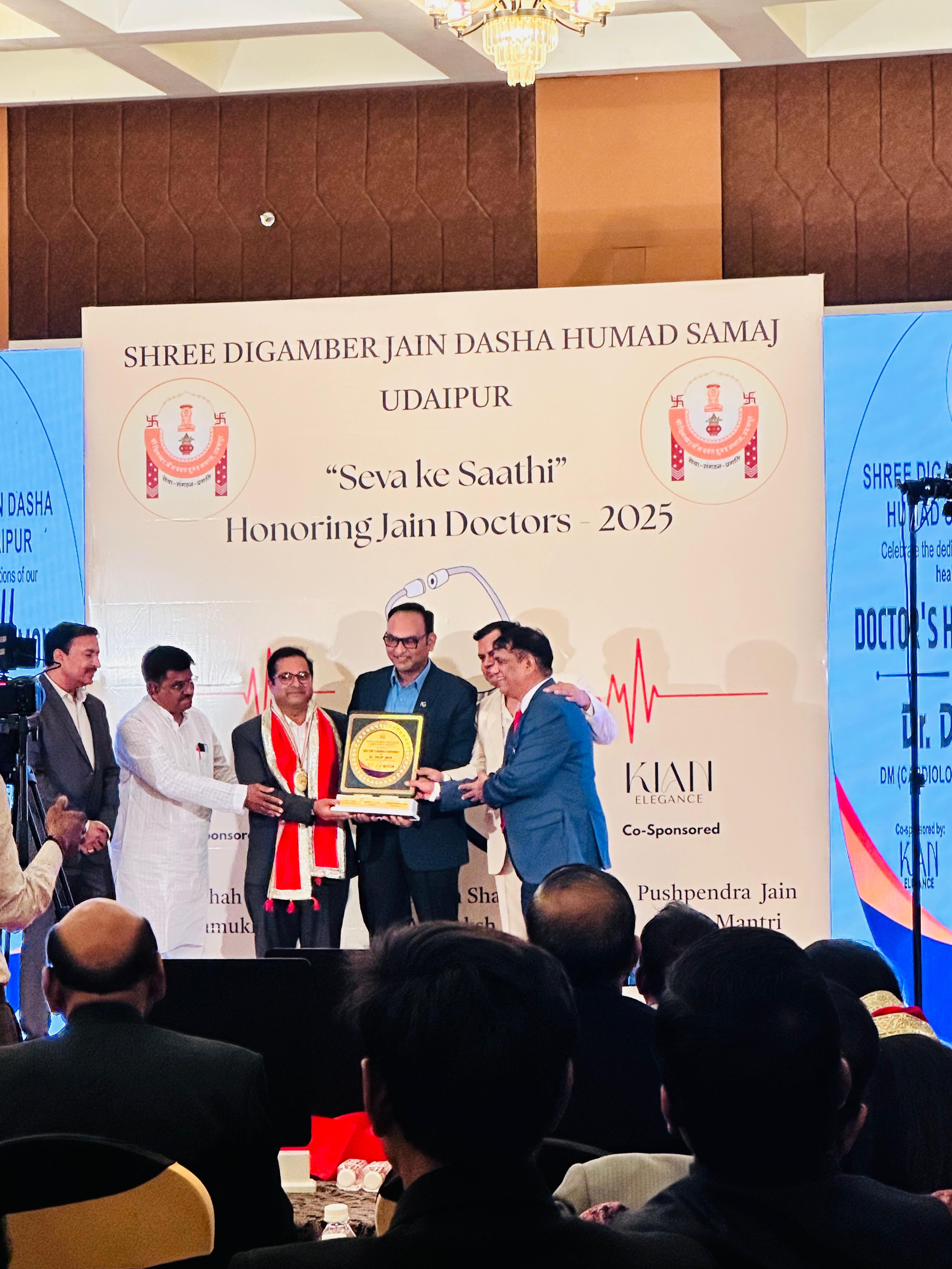 डॉ. दिलीप जैन को चिकित्सा क्षेत्र में उत्कृष्ट सेवा हेतु सम्मानित किया गया