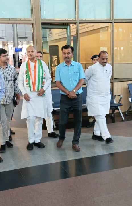 अशोक गहलोत का उदयपुर आगमन, कांग्रेस कार्यकर्ताओं ने किया भव्य स्वागत !