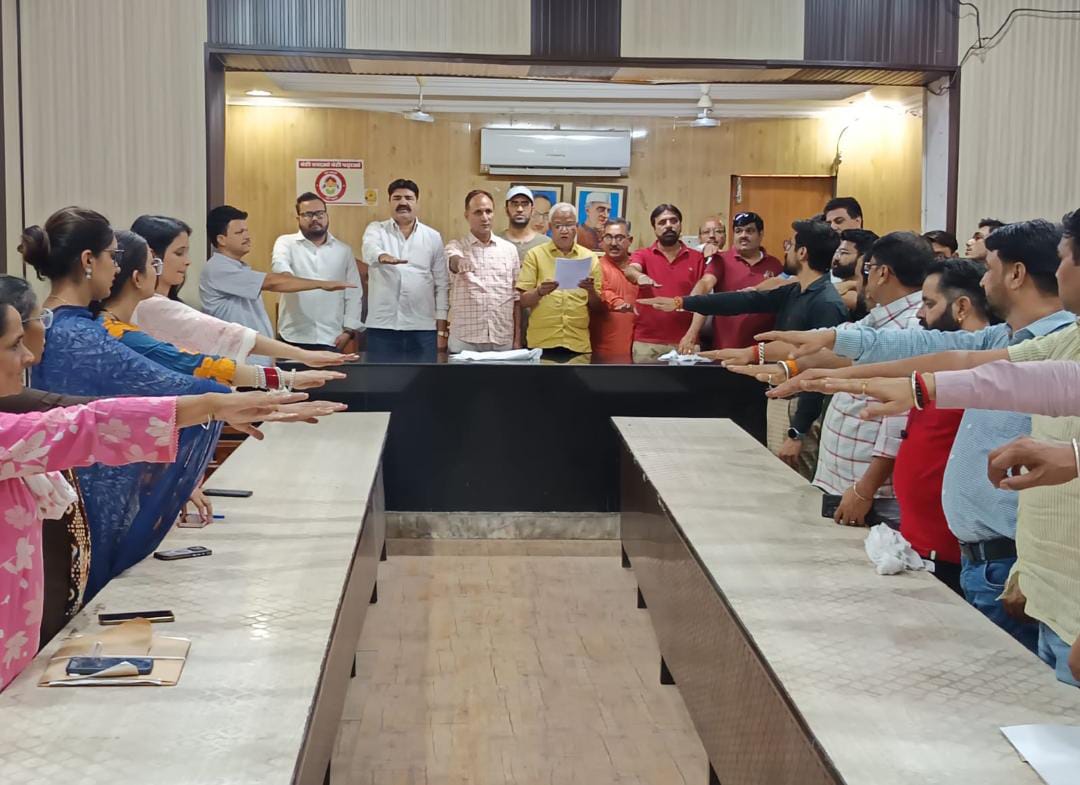 प्लास्टिक रोकथाम के संबंध में नगर परिषद द्वारा व्यापारियों के साथ आयोजित की गई बैठक, शपथ दिलवाई एवं प्लास्टिक के स्थान पर कपड़े का थैला उपयोग किये जाने हेतु आमजन से की अपील।