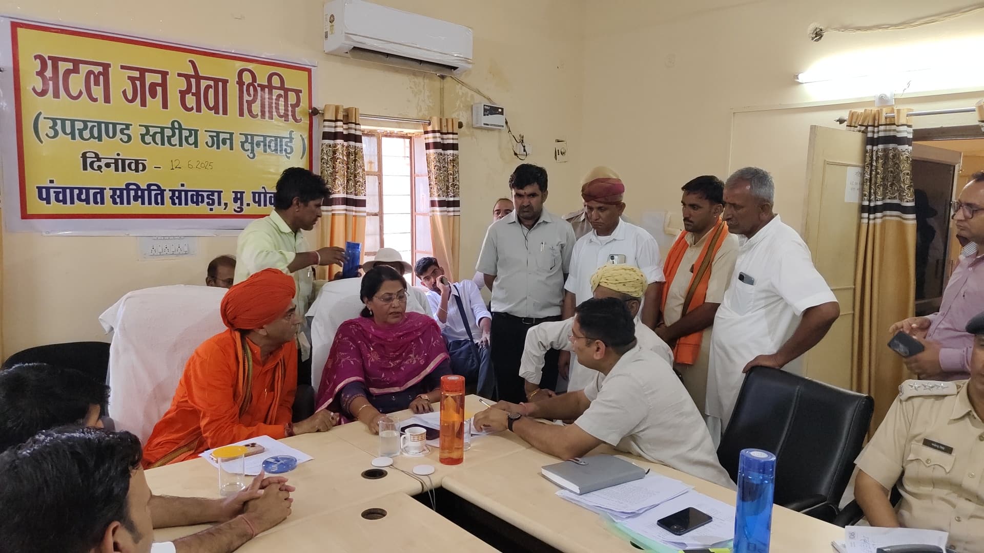 संभागीय आयुक्त की अध्यक्षता में आयोजित हुई उपखंड स्तरीय जनसुनवाई  ध्यानपूर्वक सुनी समस्याएं, अधिकारियों को दिए आवश्यक निर्देश