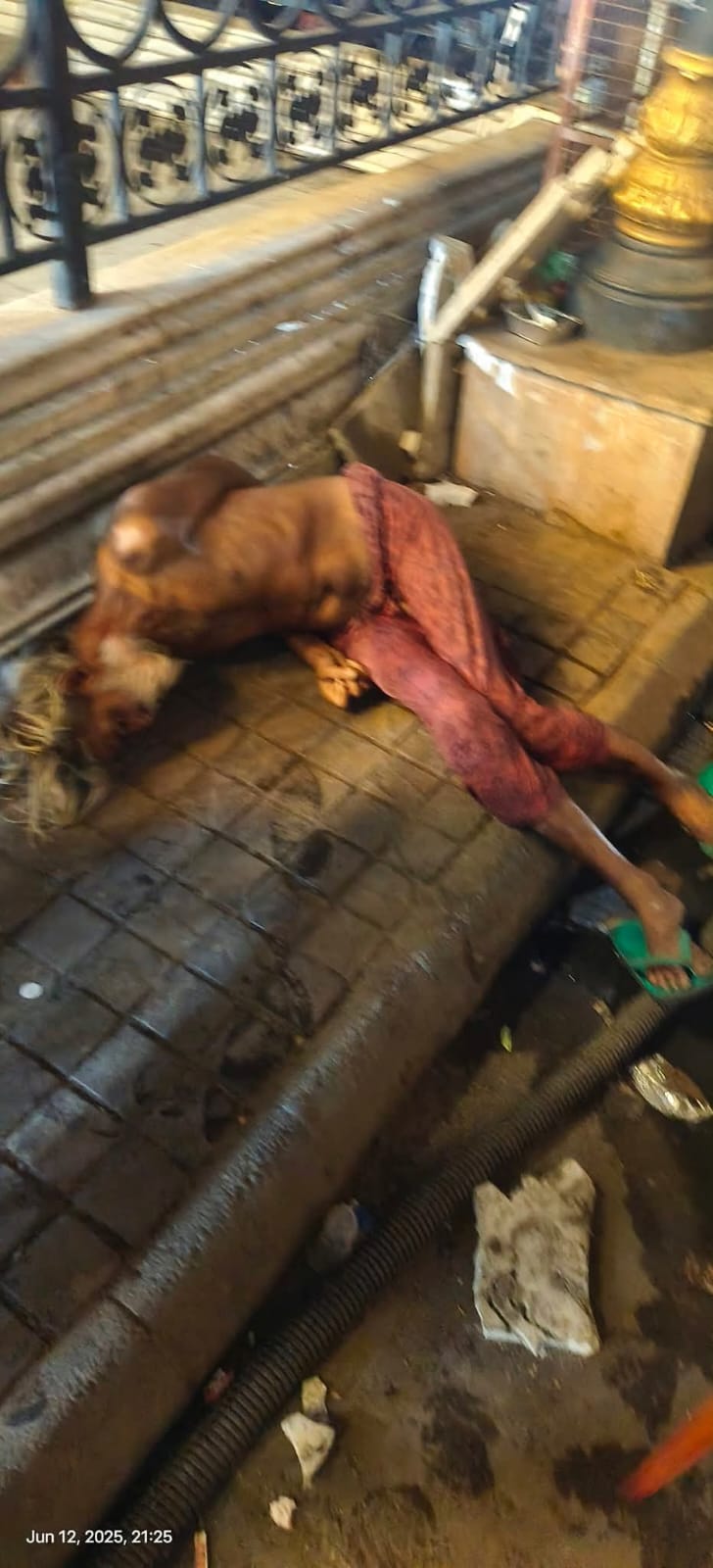 भीमगंज मंडी क्षेत्र के मुख्य बाजार में शीतला माता के मंदिर के पास  बिजली के खंभे से  साधु चिपका 