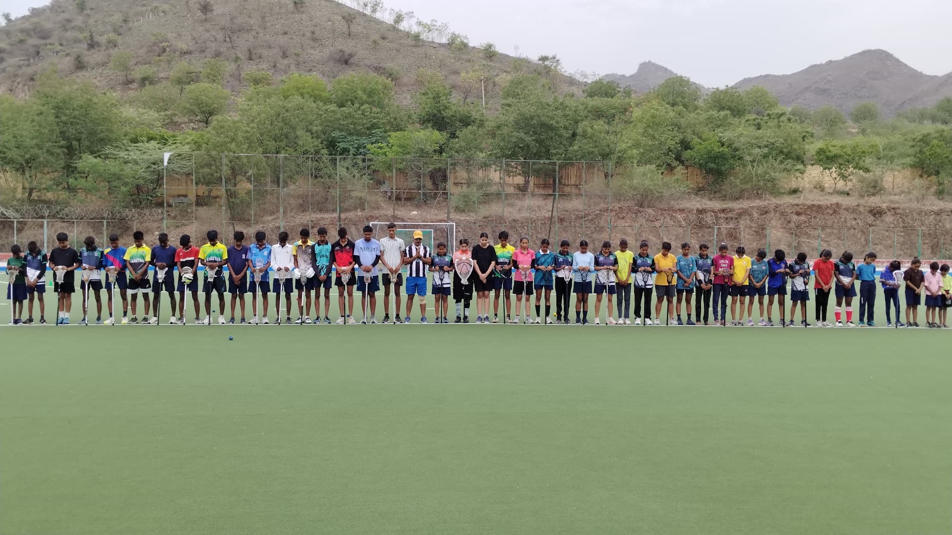 विमान दुर्घटना में दिवंगतों को लेक्रोज खिलाड़ियों ने दी भावभीनी श्रद्धांजलि