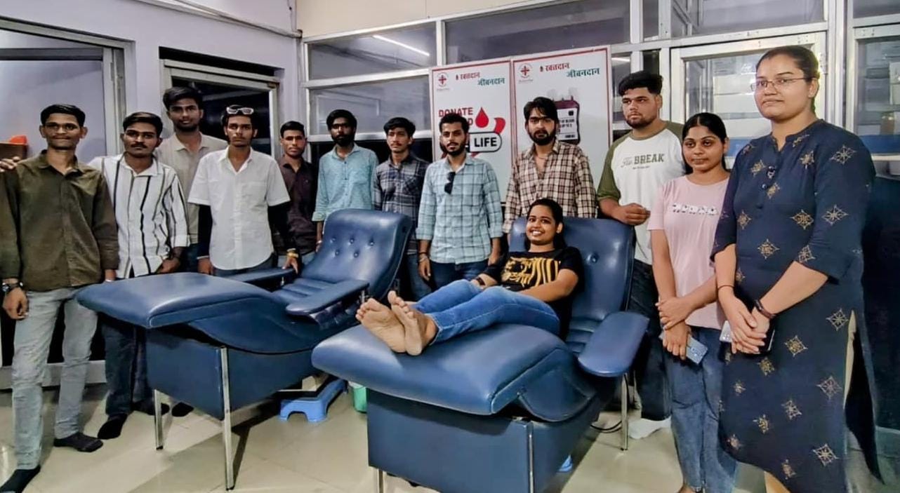 ब्लड डोनर दिवस पर ऐश्वर्या कॉलेज के विद्यार्थियों ने किया लोकमित्र ब्लड बैंक का भ्रमण