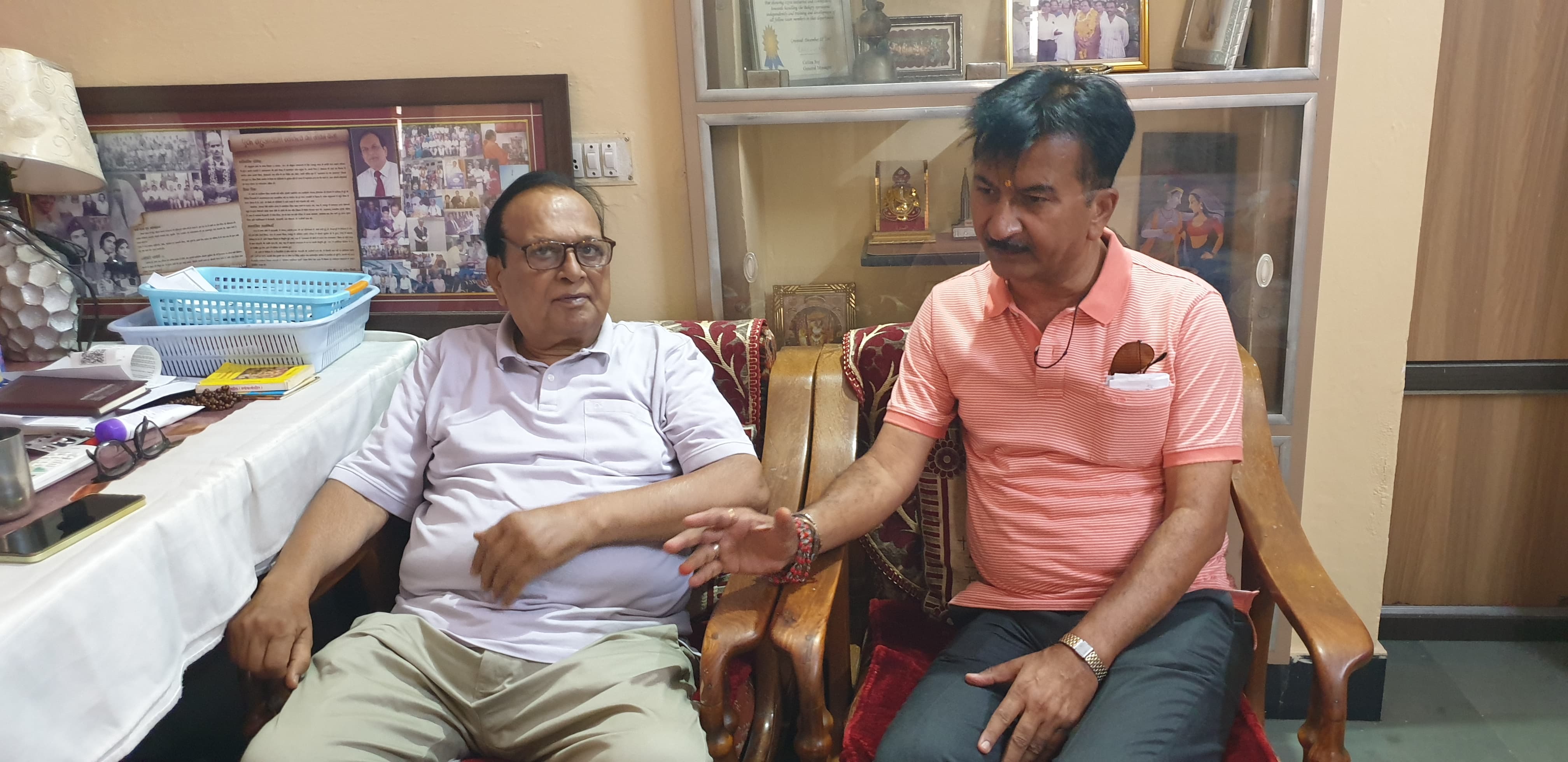 राजस्थान प्रदेश कांग्रेस कमेटी के महासचिव एवं प्रवक्ता पंकज कुमार शर्मा ने पूर्व जिलाध्यक्ष डॉ. मधुसूदन शर्मा से उनके निवास पर भेंट कर जाना हालचाल