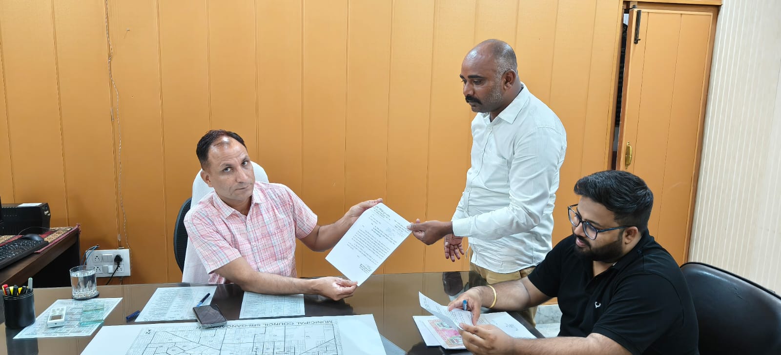 नगर परिषद, श्रीगंगानगर में अस्थाई रूप से कार्यरत कर्मचारियों को वेतन भुगतान हेतु दिया ज्ञापन।