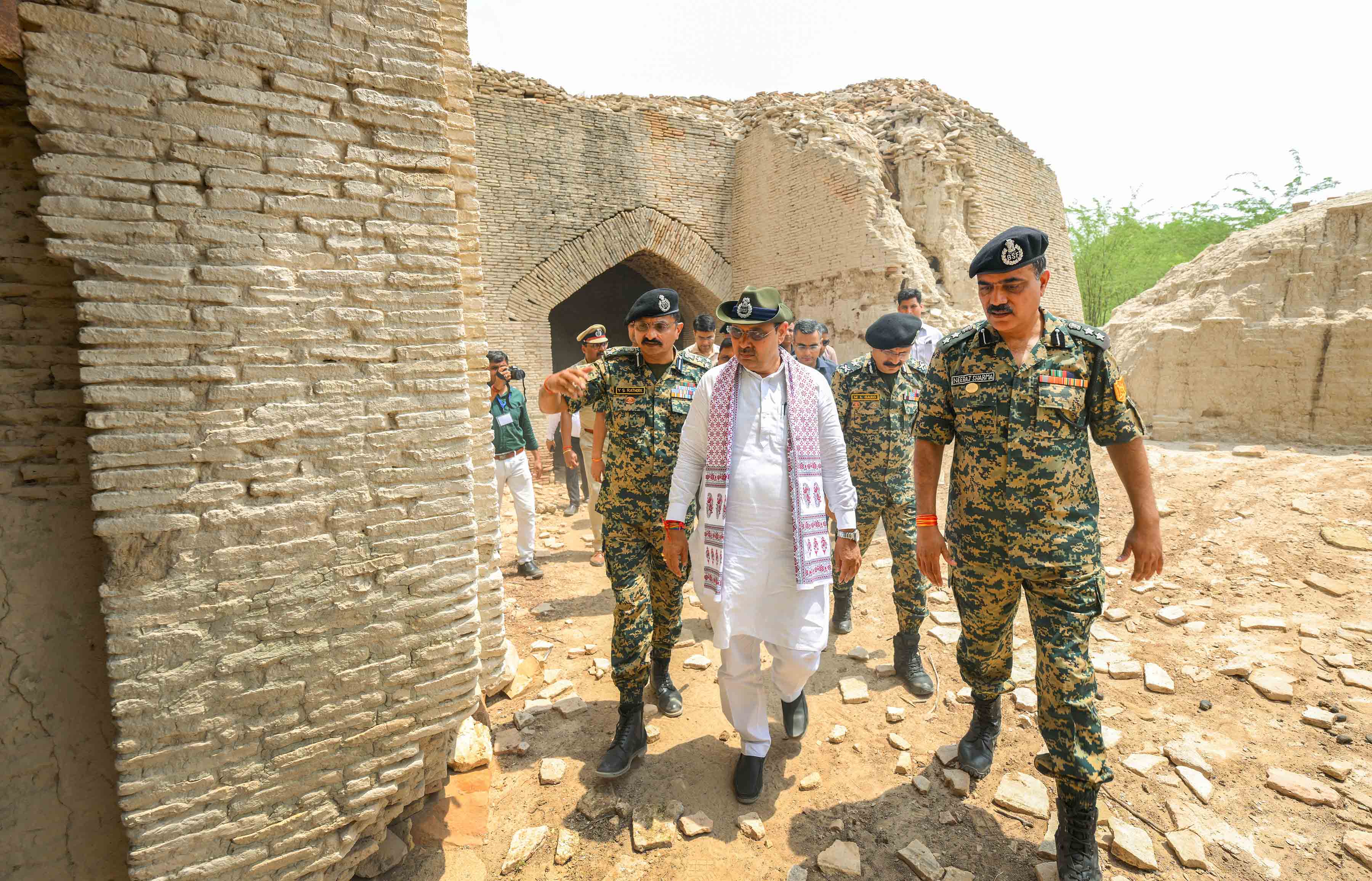 मुख्यमंत्री का जैसलमेर दौरा  मुख्यमंत्री ने सीमा सुरक्षा बल के जवानों से किया संवाद
