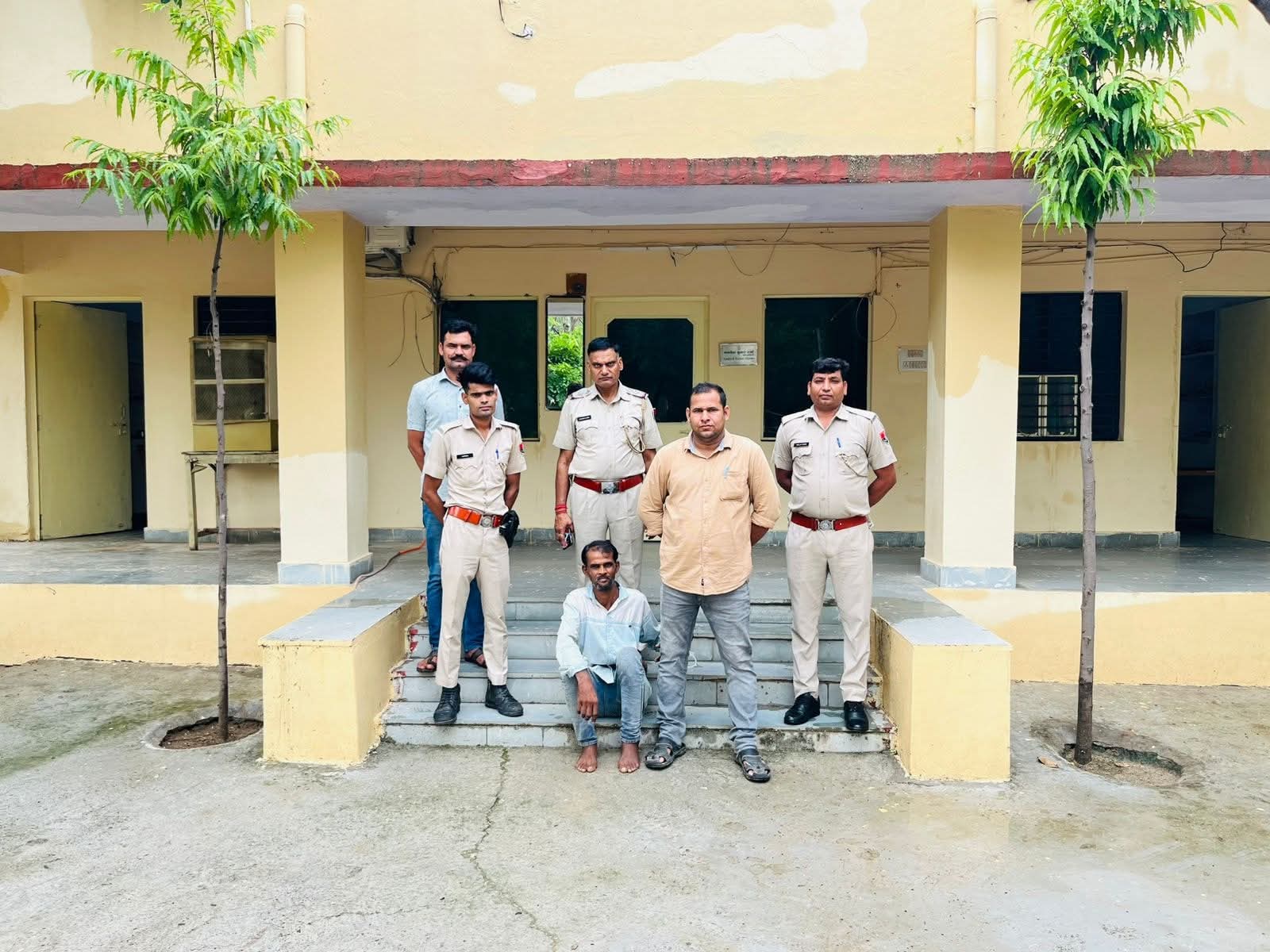 नैनवा थाना प्रभारी कमलेश कुमार शर्मा ने अपहरण व दुष्कर्म का एक आरोपी को किया गिरफ्तार