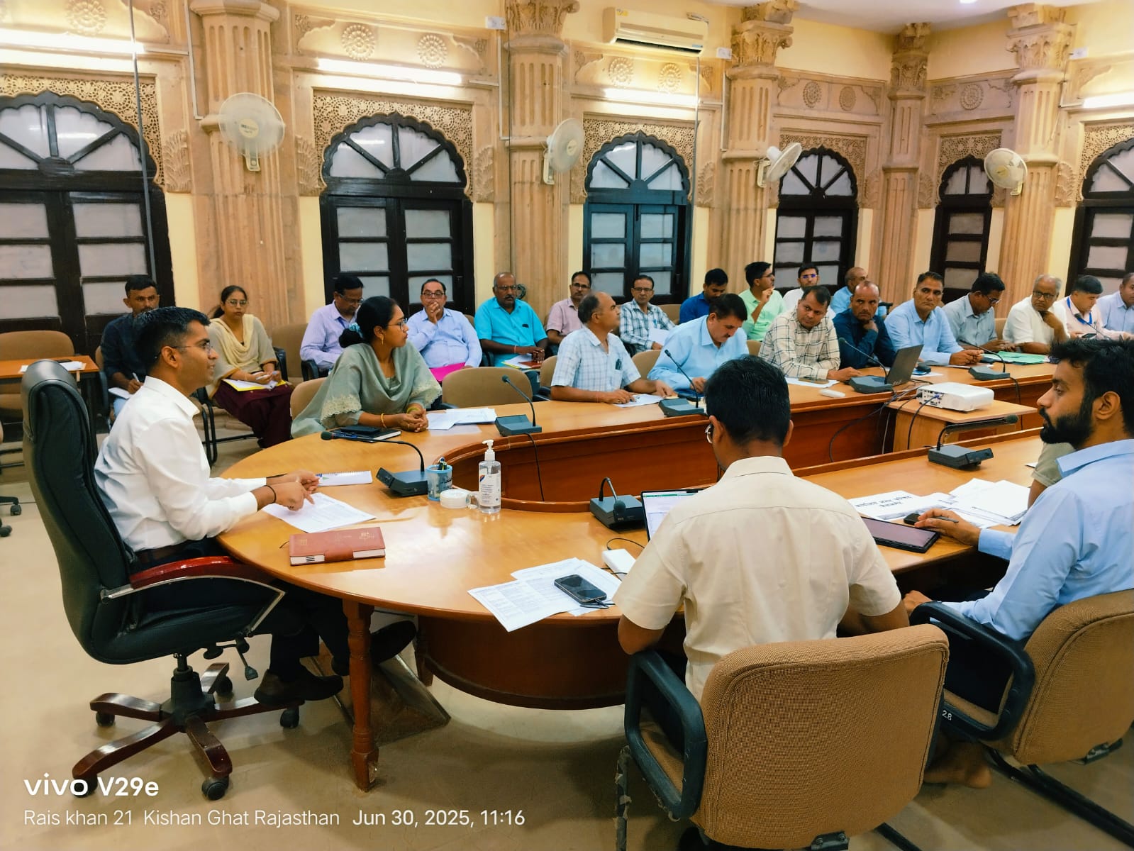 जिला कलक्टर की अध्यक्षता में साप्ताहिक समीक्षा बैठक आयोजित,  संबंधित विभागीय अधिकारियों को दिए आवश्यक दिशा निर्देश