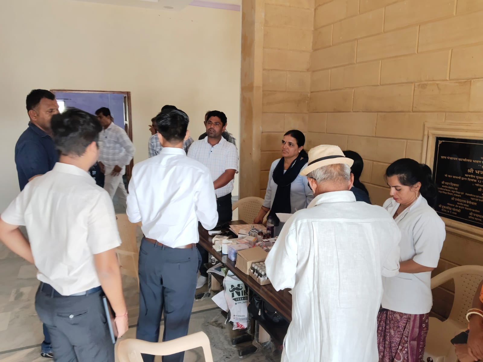 पंडित दीनदयाल उपाध्याय अंत्योदय संबल पखवाड़ा - 2025  जिला कलक्टर ने किया ग्राम पंचायत धऊआ में आयोजित शिविर का निरीक्षण