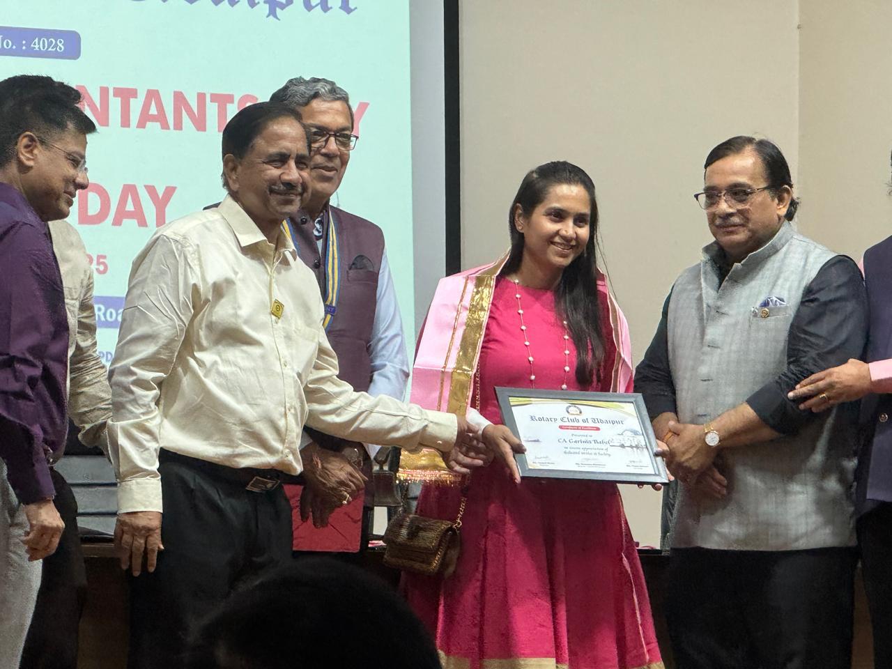 रोटरी क्लब उदयपुर ने किये 45 सीए व चिकित्सक सम्मानित