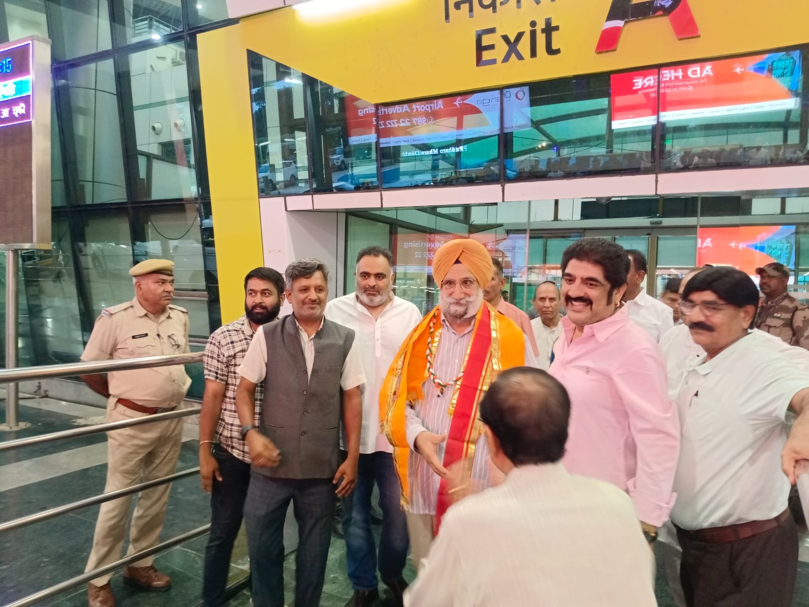 अखिल भारतीय कांग्रेस कमेटी महासचिव एवं राजस्थान प्रभारी सुखजिंदर सिंह रंधावा का एयरपोर्ट आने पर स्वागत किया।
