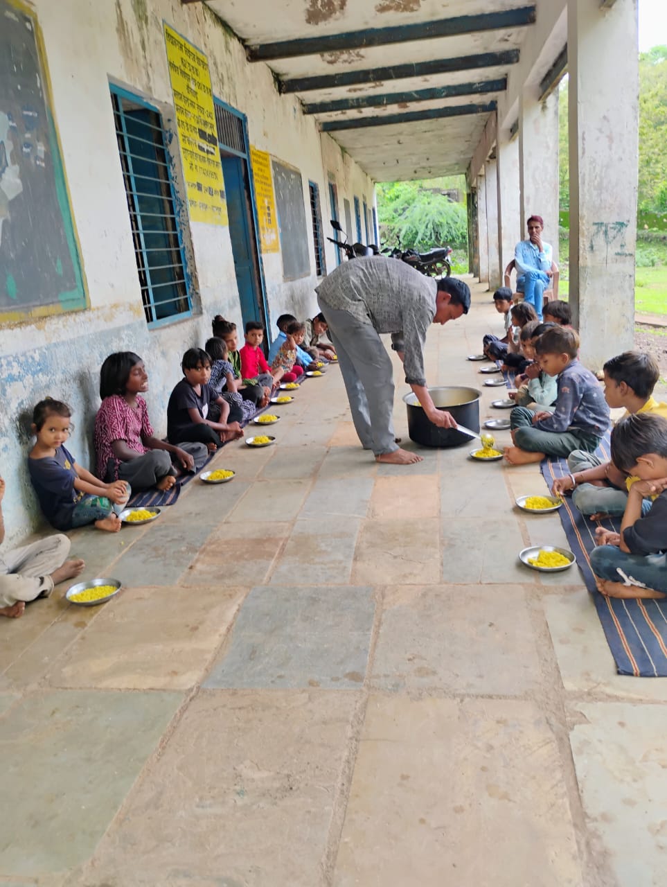 मिड डे मील योजना विद्यार्थियो के लिए वरदान