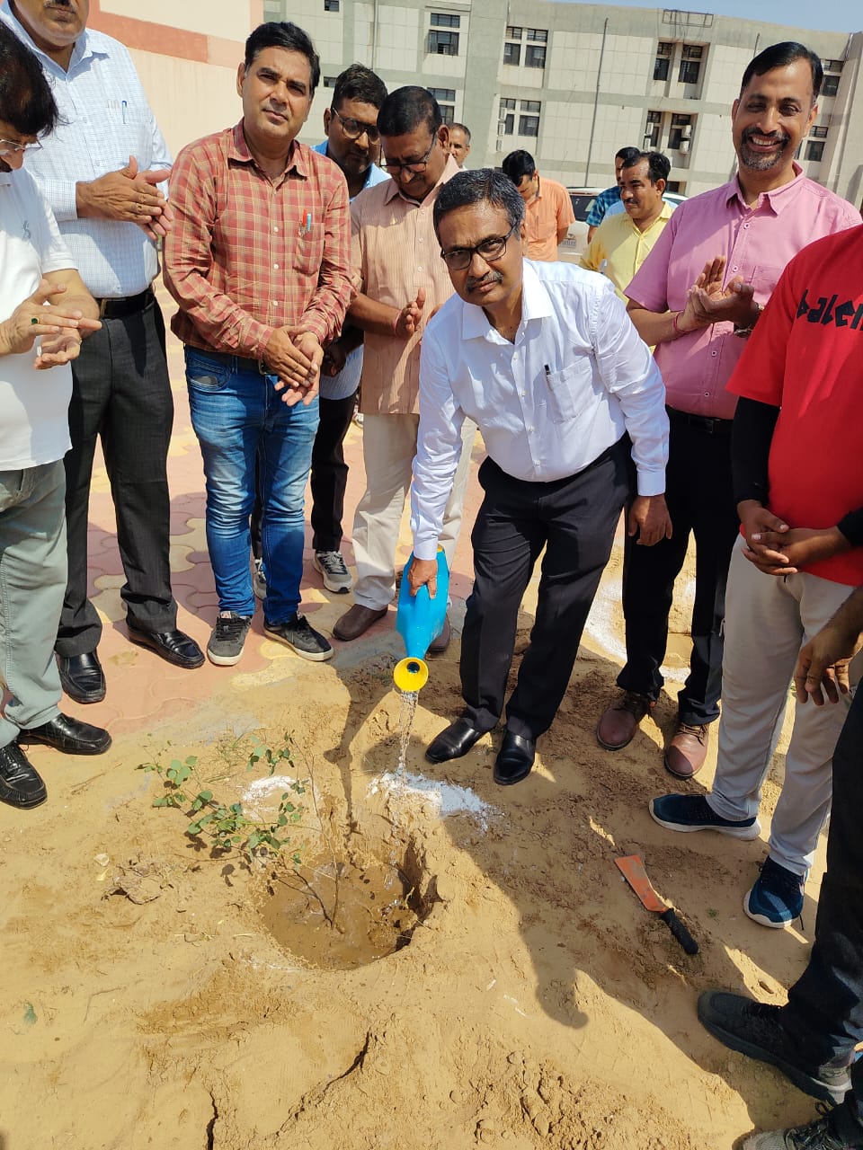 बीकानेर तकनीकी विश्वविद्यालय में "एक पेड़ माँ के नाम" के तहत सामूहिक पौधारोपण कार्यक्रम का आयोजन