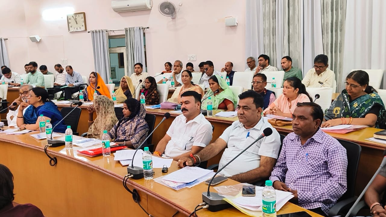 जनहित के मुद्दों पर व्यापक चर्चा, विकास कार्यों में गति लाने के निर्देश