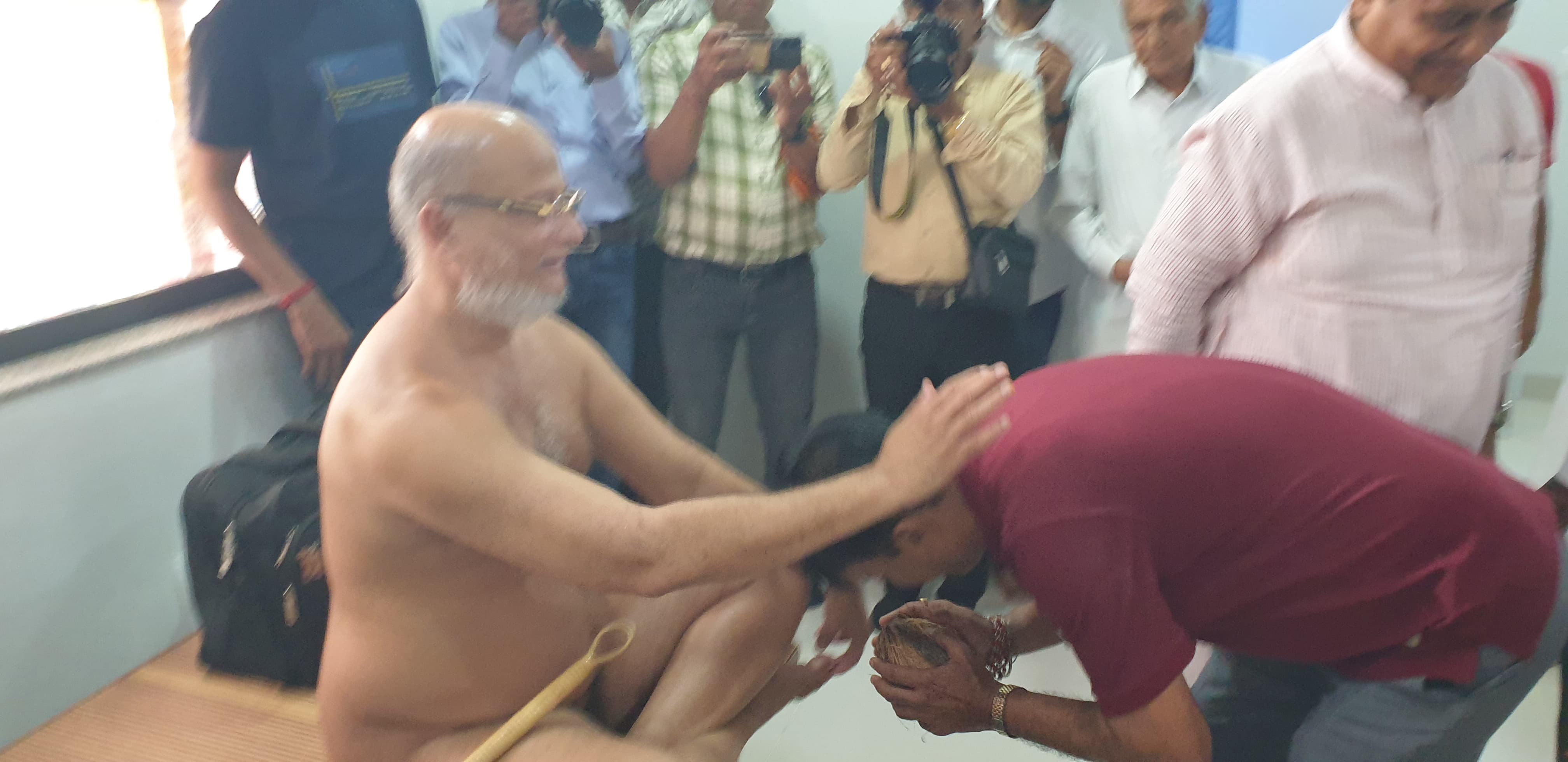 जैन संत पुलक सागर महाराज से लिया आशीर्वाद