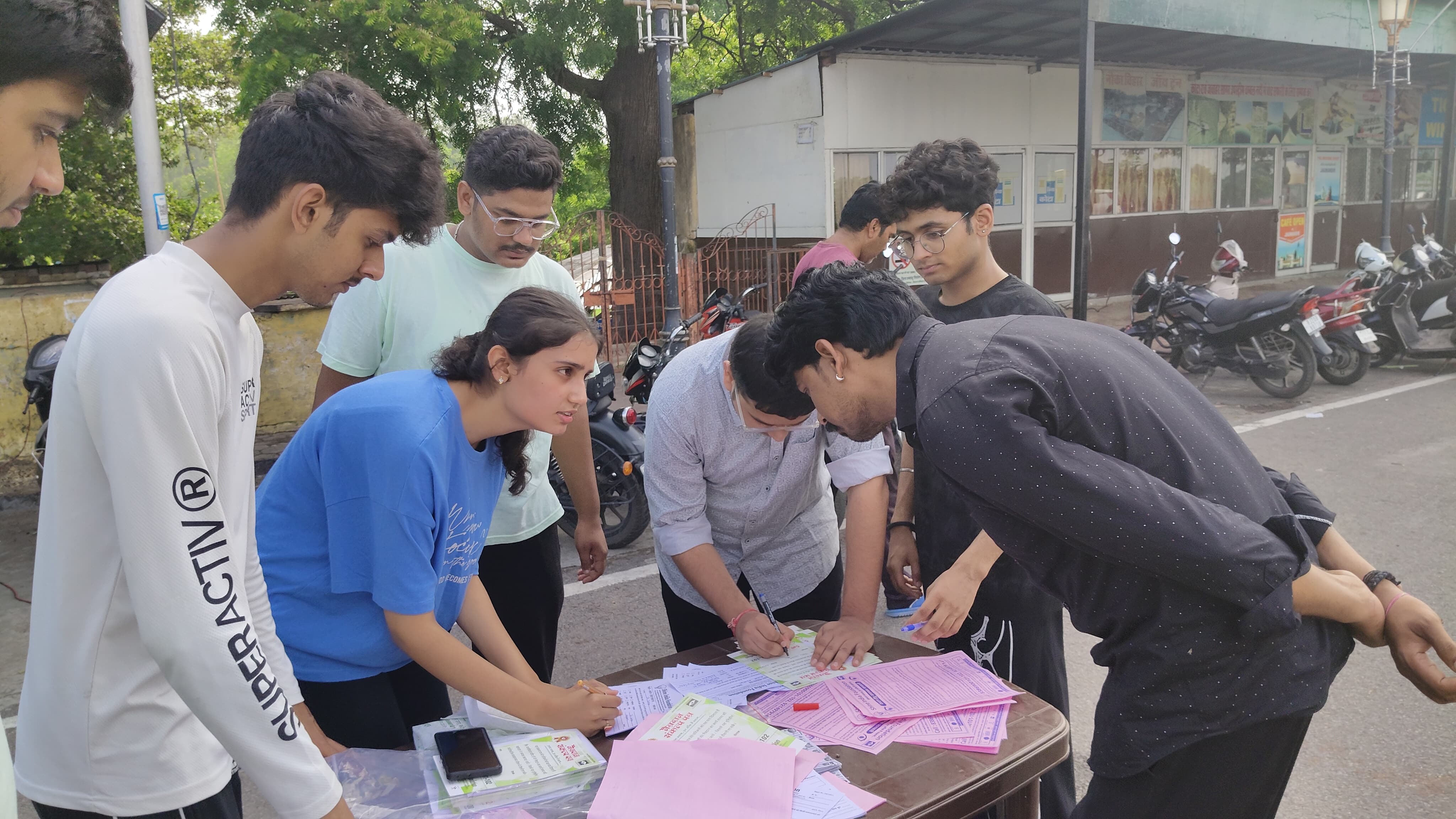  इंटर्नशिप कर रहे छात्र, सीख रहे नेत्रदान अंगदान की बारीकियां