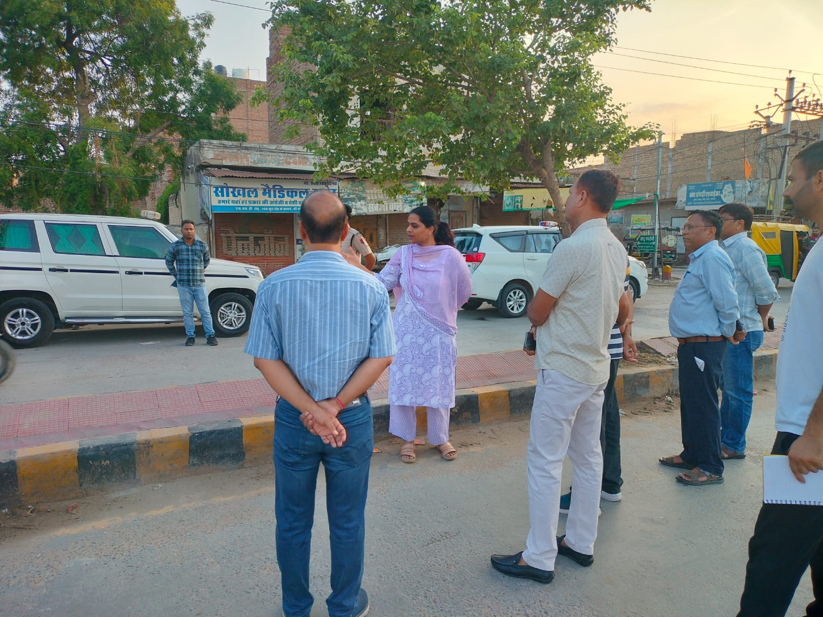 जिला कलक्टर ने सुबह 6 बजे किया शहर का आकस्मिक निरीक्षण प्रशासनिक अधिकारियों के साथ सफाई, जल निकासी व्यवस्था का अवलोकन किया