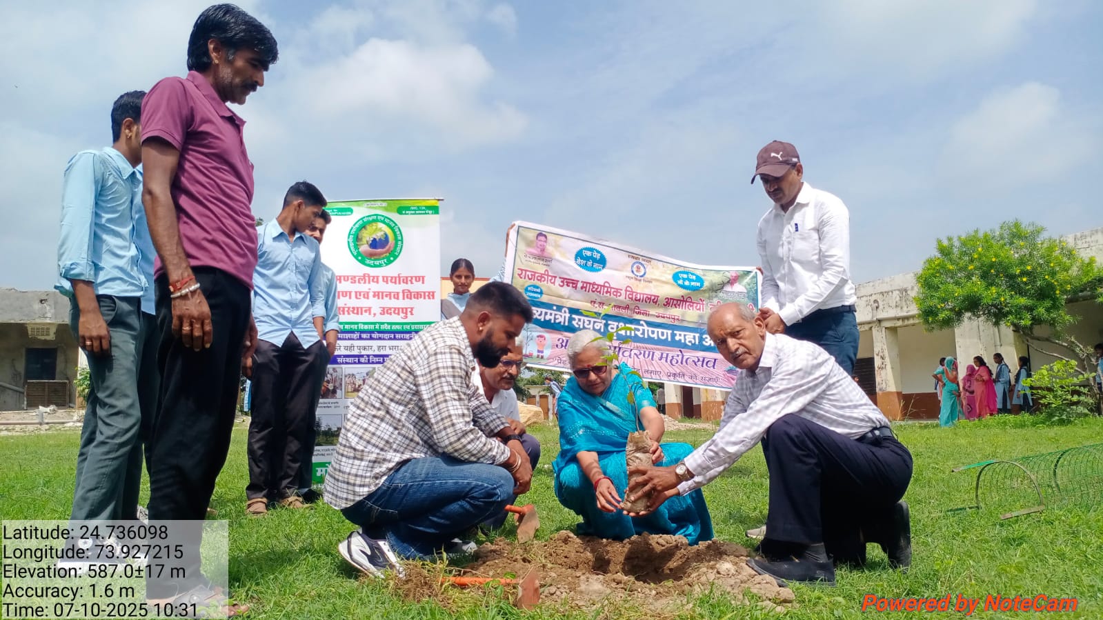 गुरु पूर्णिमा पर पौधरोपण कर प्रकृति को बचाने का संकल्प