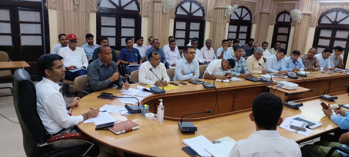 जिला कलक्टर ने ली राजस्व एवं उपनिवेशन अधिकारियों की मासिक बैठक