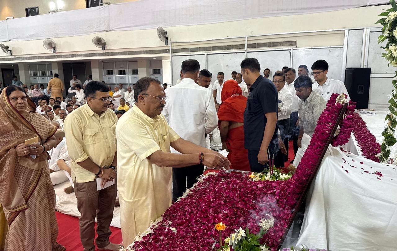 राजस्थान विधान सभा अध्यक्ष वासुदेव देवनानी ने जोधपुर पहुँच कर केन्द्रीय रेल मंत्री अश्विनी वैष्णव को बंधाया ढांढ़स