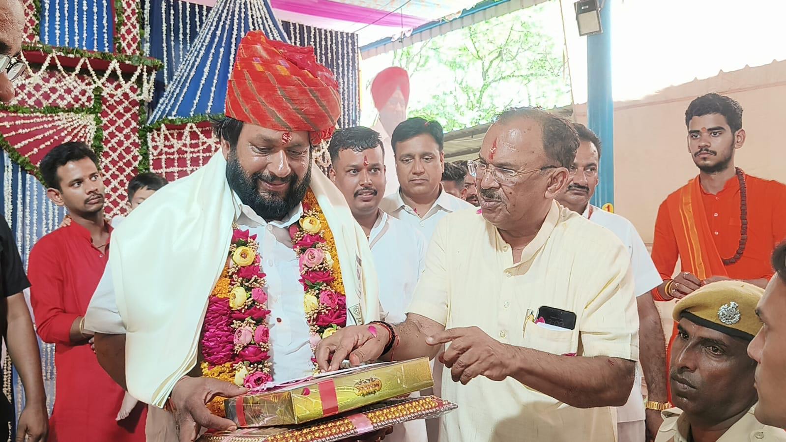 गुरू पूर्णिमा पर वासुदेव देवनानी ने लिया गुरुओं का आशीर्वाद