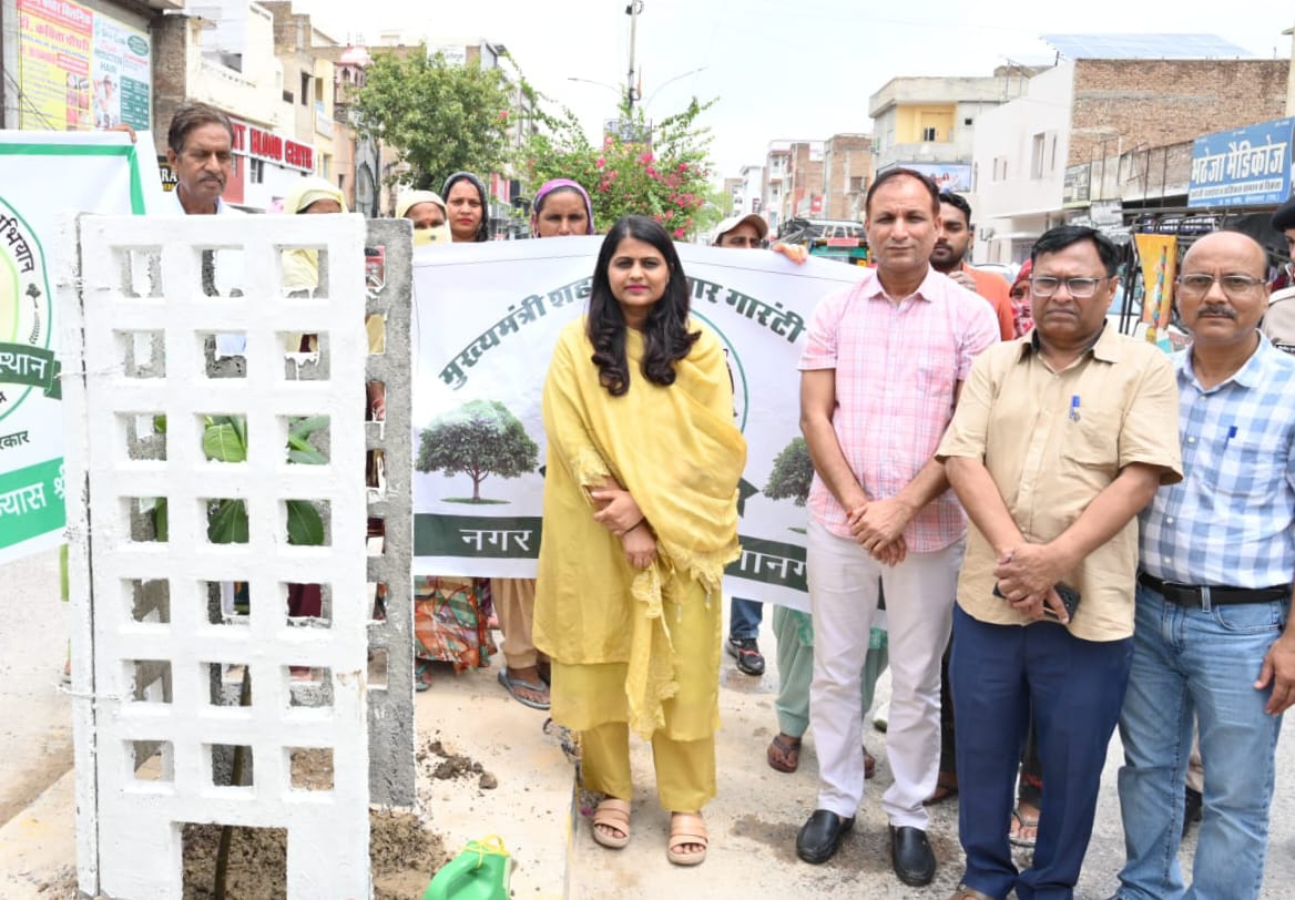 जिला कलक्टर ने सर्किट हाउस और सुखाड़िया सर्किल मार्ग पर किया पौधारोपण