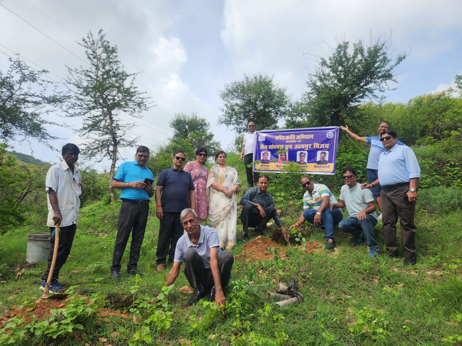 हरित क्रांति अभियान,  चीरवा वनक्षेत्र में लगाए 1100 फलदार पौधे