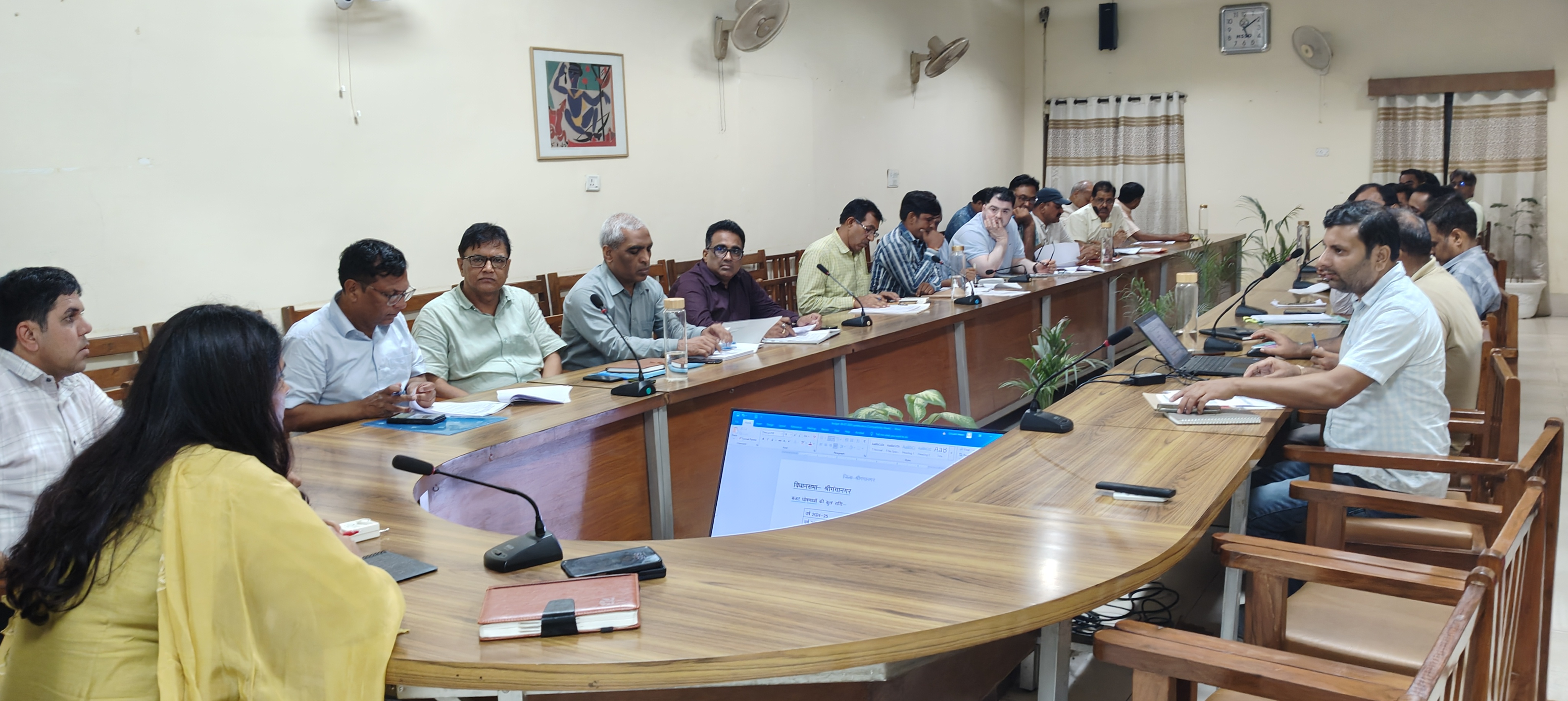 जिला कलेक्टर डॉ. मंजू ने बजट घोषणाओं के क्रियान्वयन पर दिए आवश्यक दिशा-निर्देश