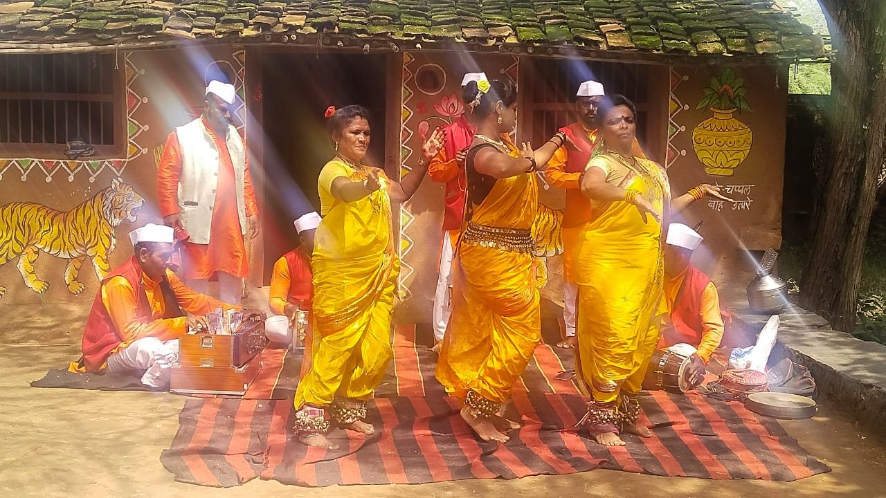 शिल्पग्राम में मेवासी, लावणी, चकरी एवं कालबेलिया नृत्य देख अभिभूत हुए पर्यटक