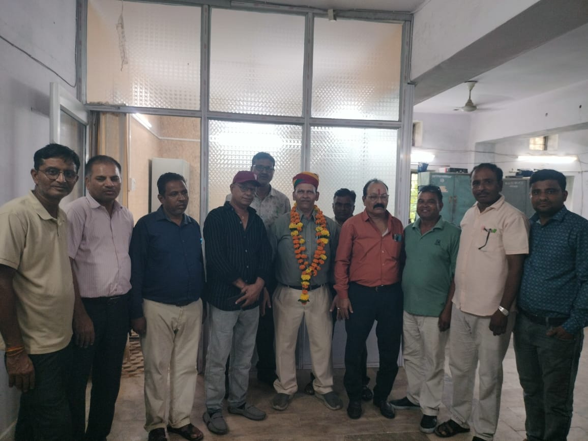 जर्जर शाला भवनों को लेकर जिला शिक्षा अधिकारी ओर एडीपीसी से शिक्षक संघ सियाराम की वार्ता