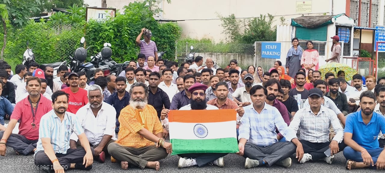 संविदाकर्मियों का धरना पांचवें दिन भी जारी, प्रशासनिक उदासीनता पर जताया रोष