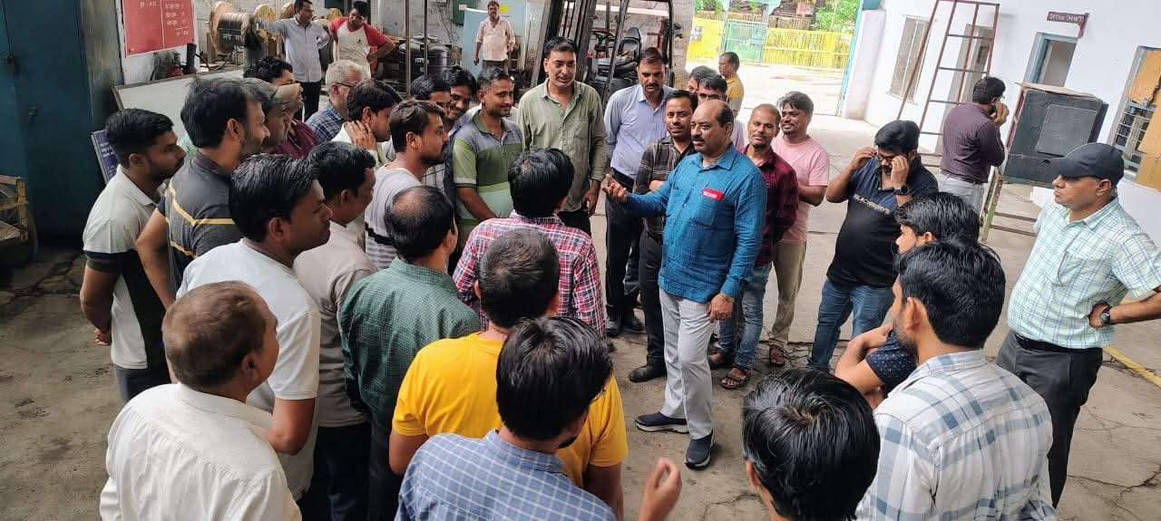 कॉम. मुकेश गालव का कारखाना शाखा कार्यालय पहुंचने पर जोरदार स्वागत