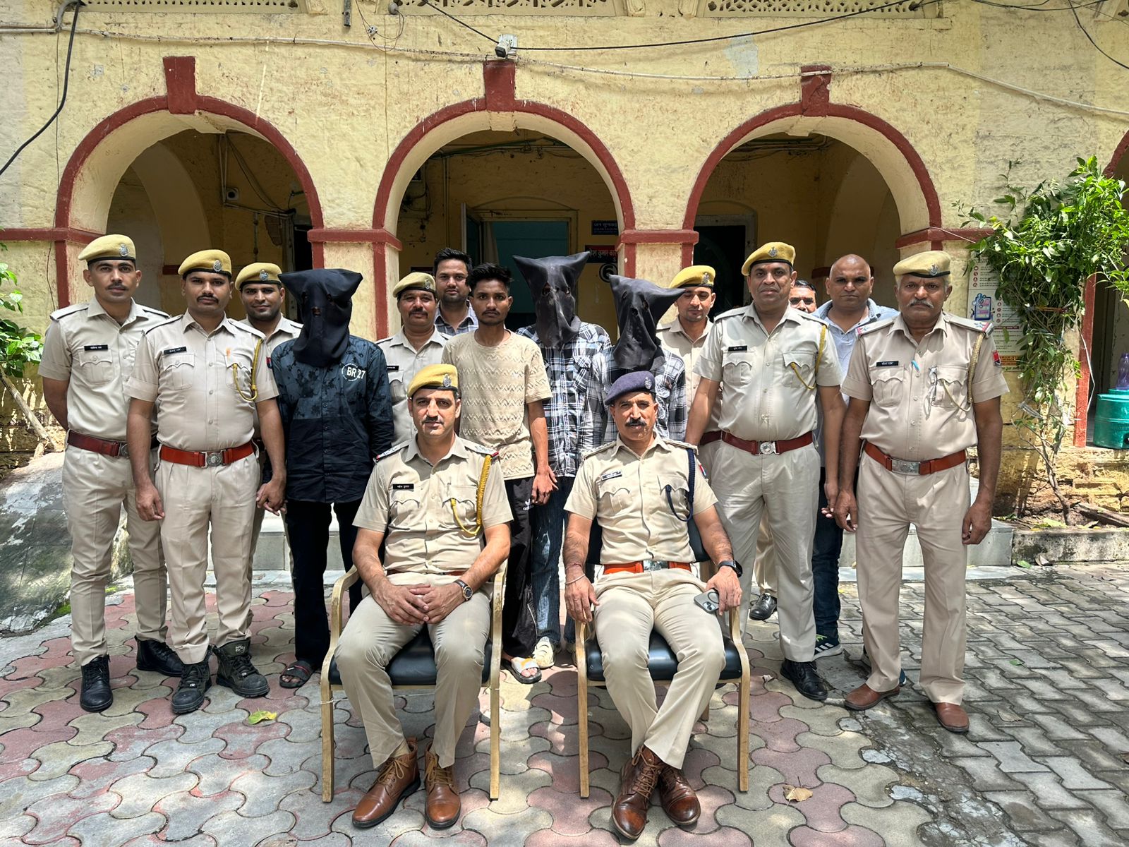 मोहर्रम जुलुस में चाकूबाजी करने वाले बदमाश गिरफ्तार