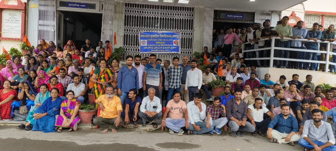 सातवें दिन भी मोबाइल क्रांति के रूप में घर से जारी रहा संविदा/एस.एफ.एस. कर्मचारियों का धरना