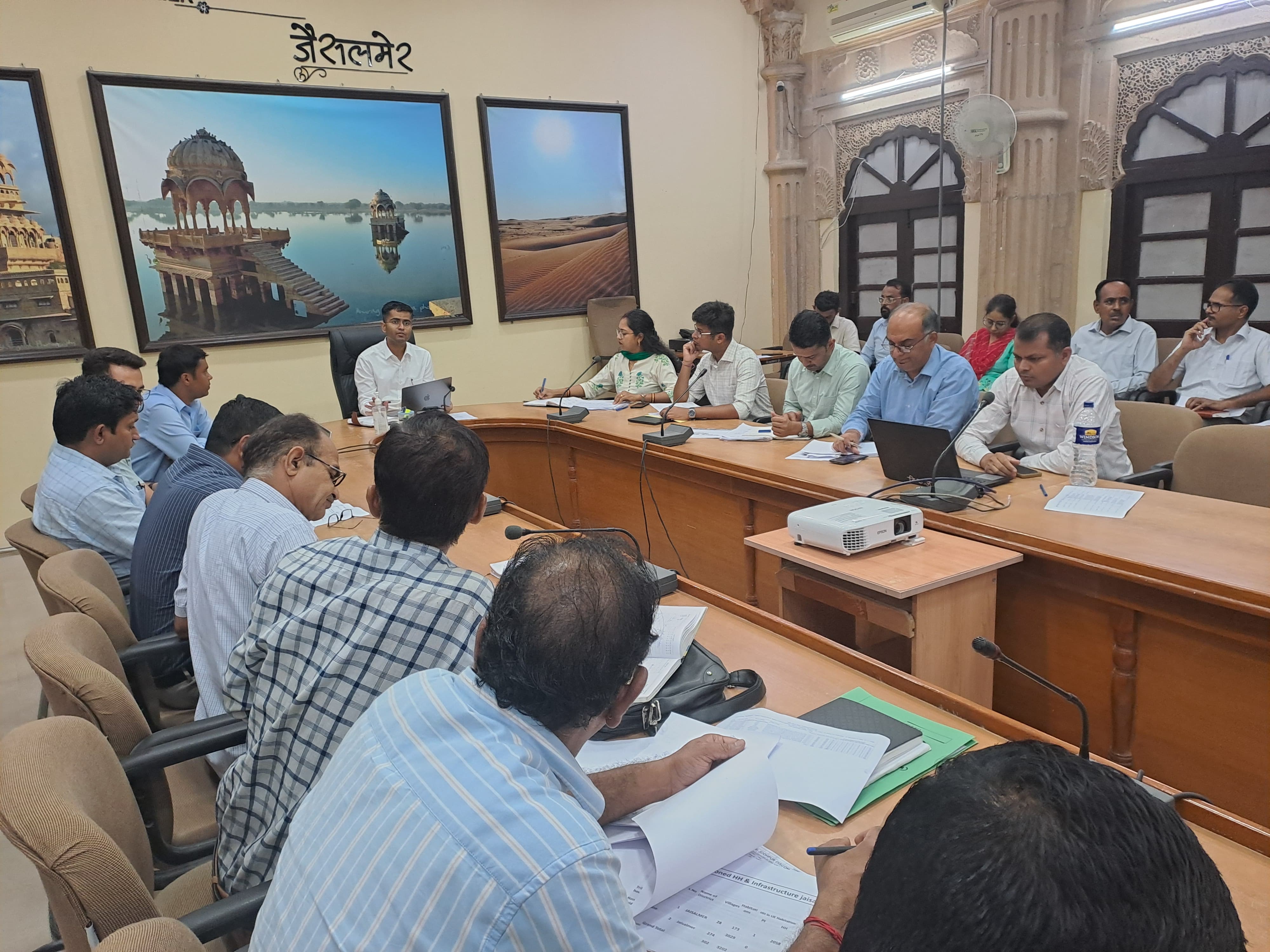 जिला कलक्टर की अध्यक्षता में साप्ताहिक समीक्षा बैठक आयोजित,
