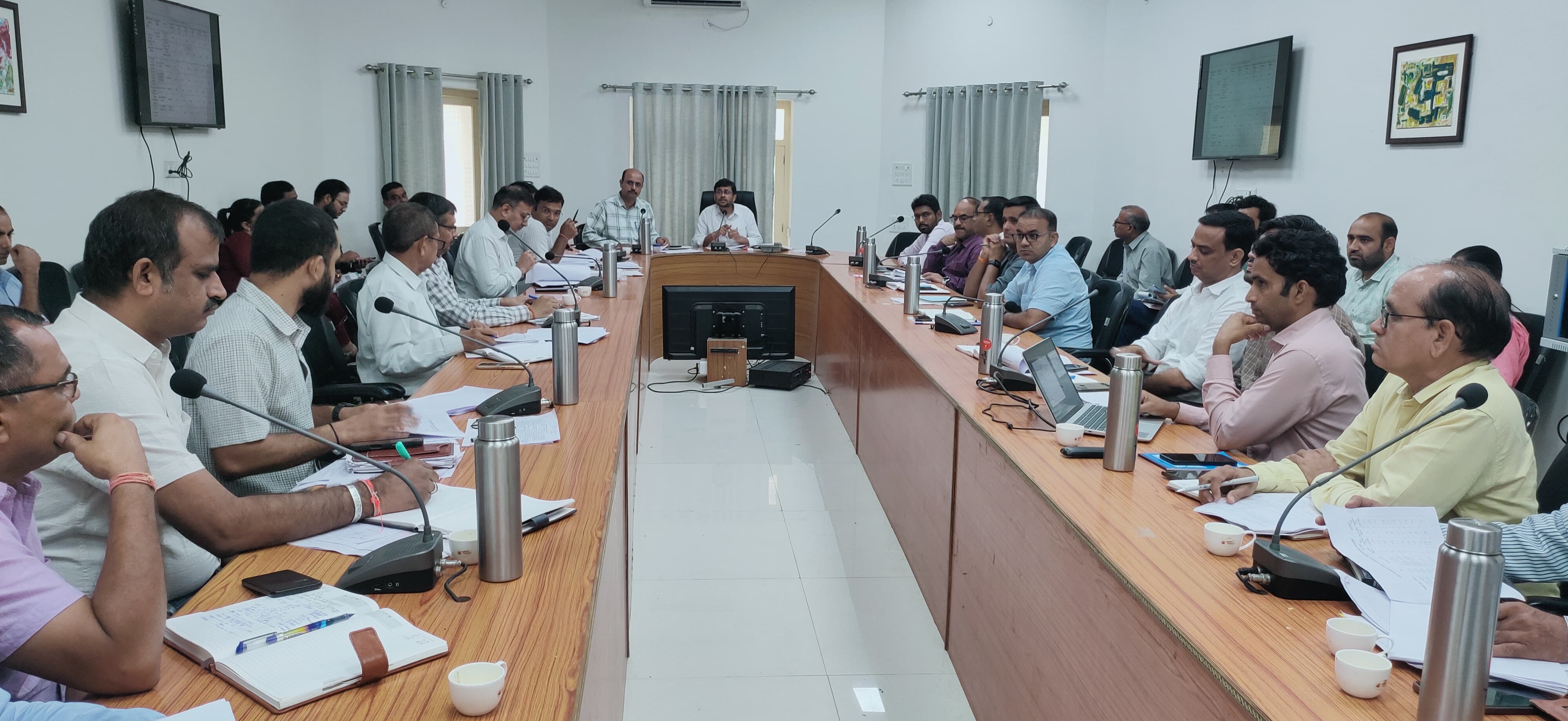 राजस्व अधिकारियों की समीक्षा बैठक