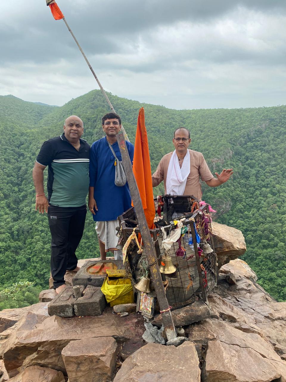 इस्कॉन केन्द्र बांसवाड़ा का एक सो सात सदस्यीय दल अहोबलम ,उग्र स्तम्भ , नरसिम्हा देव यात्रा पर