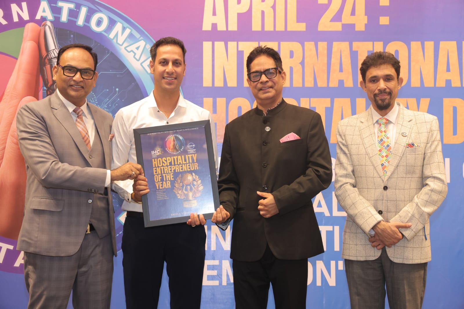 इंडियन इंस्टिट्यूट ऑफ़ होटल मैनेजमेंट द्वारा एंटरप्रेन्यूअर ऑफ़ द ईयर का सर्वश्रेष्ठ उद्यमी पुरस्कार मिला उदयपुर के राहुल वीरवाल को