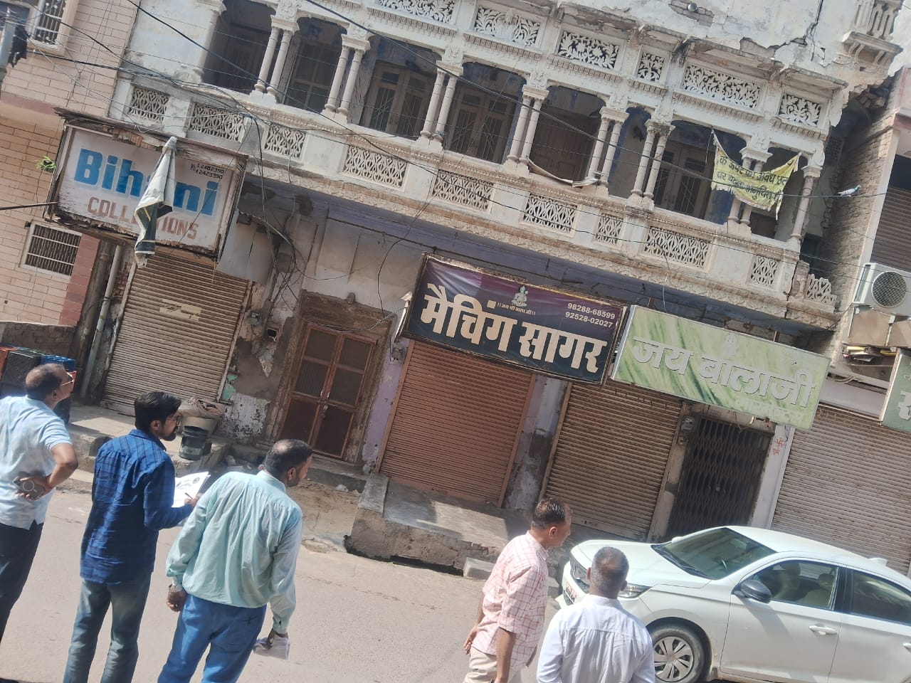 नगर परिषद आयुक्त रविन्द्र सिंह यादव ने जर्जर इमारतों पर जाकर की समझाईश तथा स्वयं के स्तर पर इन जर्जर इमारतों को ध्वस्त करने हेतु की अपील।