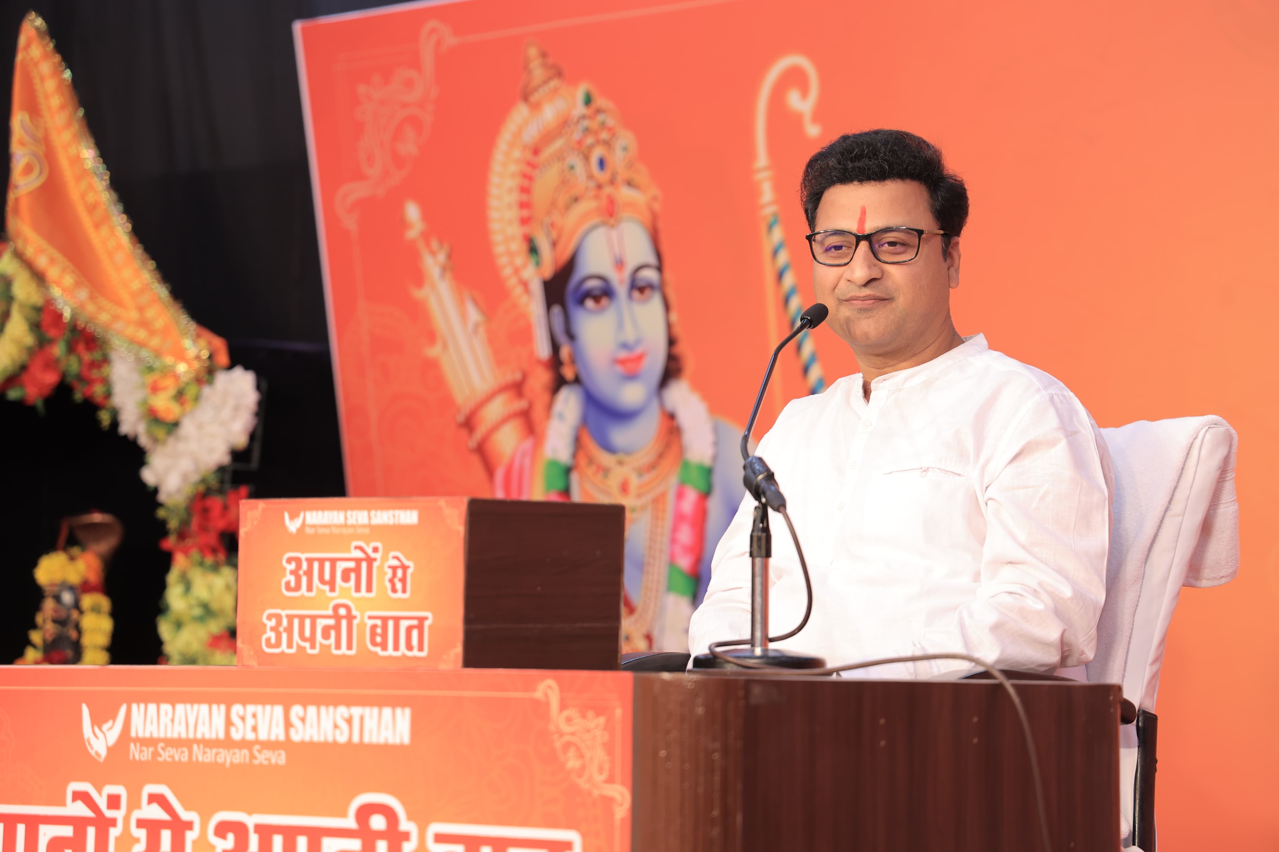 कर्ज से मुक्ति के लिए दिव्यांग बेटी के पिता को दिया 4 लाख का चेक
